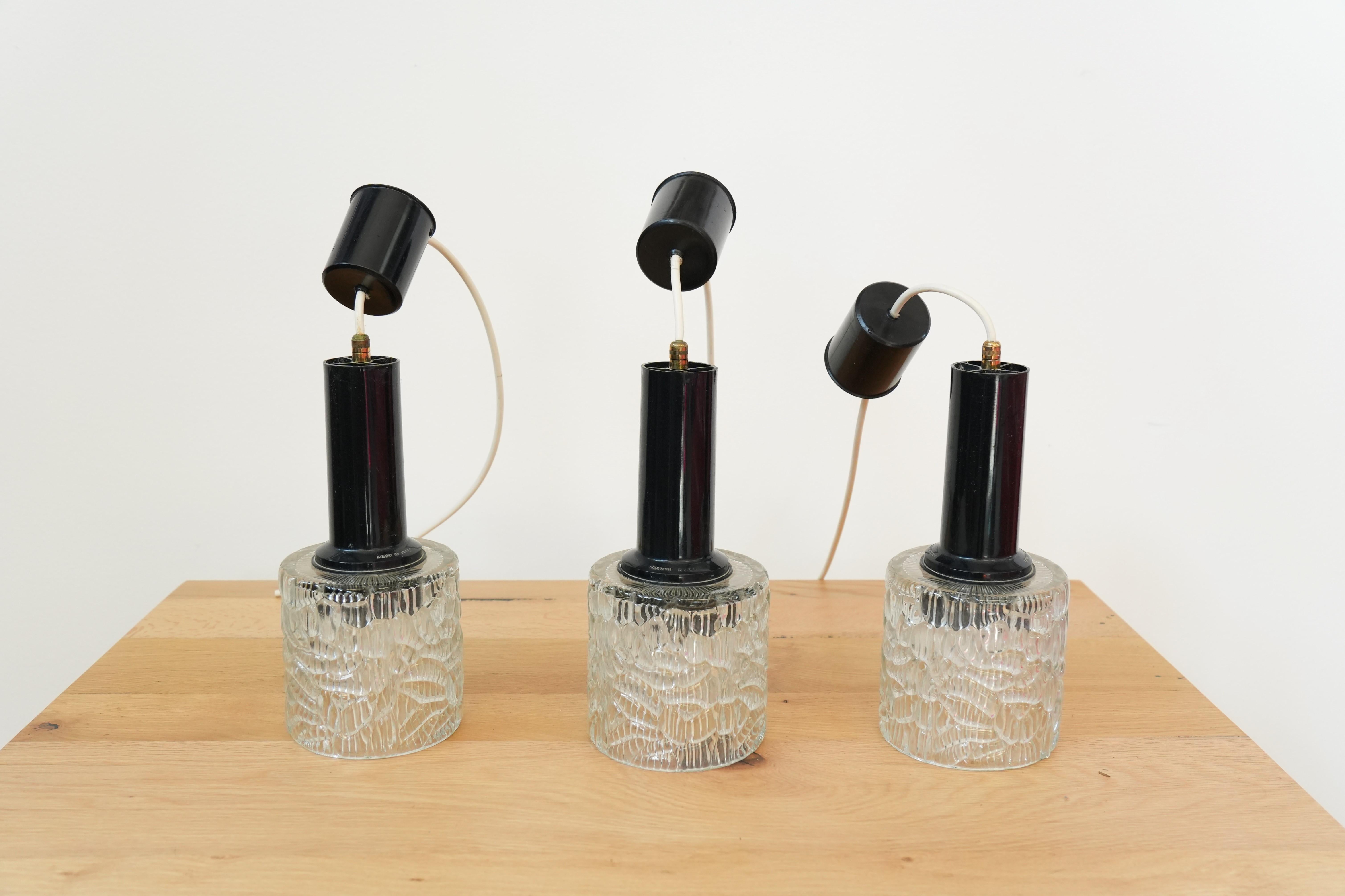 Set of 3 Suspended Crystal Wall Sconces – 1970s Design

Enhance any space with a retro touch of light thanks to this refined set of three suspended crystal wall sconces, true design gems from the 1970s.

Key Features

Handcrafted blown crystal: each