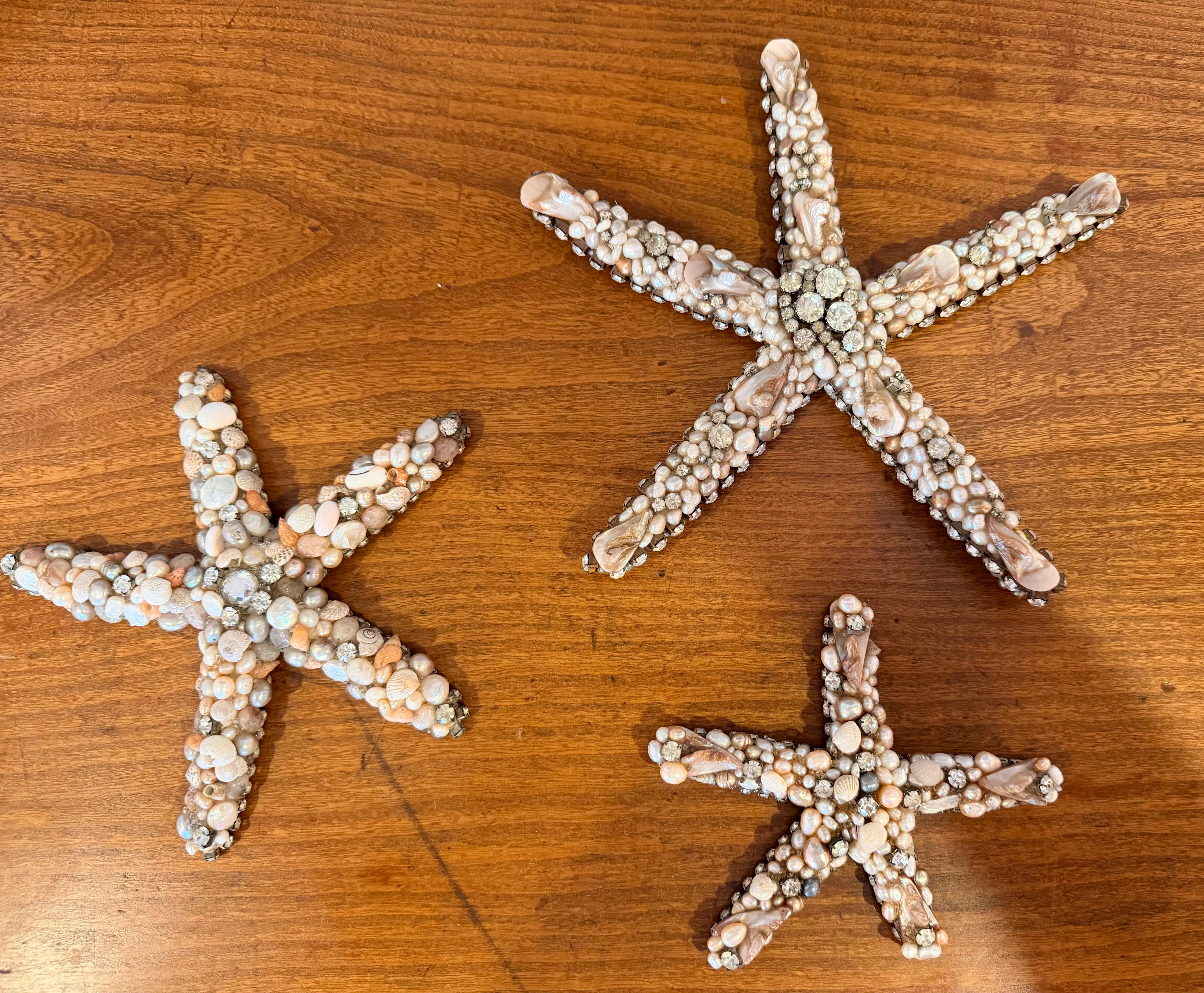 Ein wunderschönes Set von Seesternen, die mit polierten Muscheln und Swarovski-Kristallen von Douglas Cloutier verziert sind. Original-Etikett. 