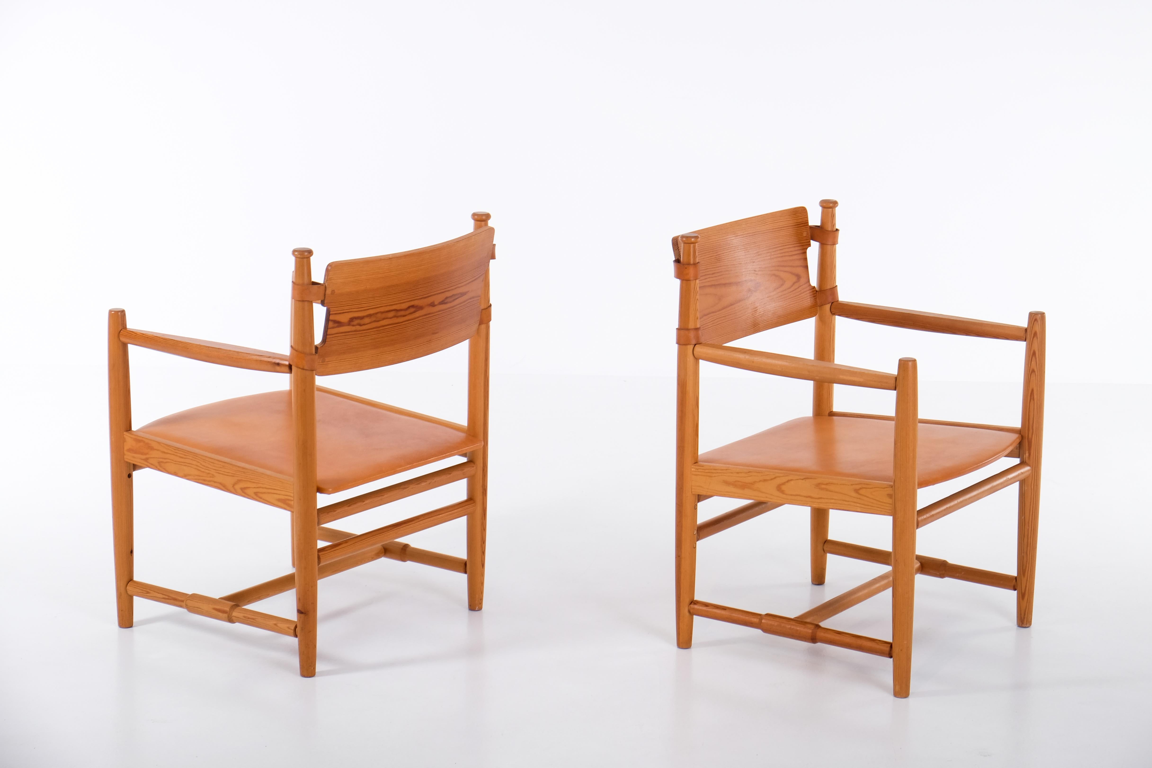 Schöner Satz von 3 schwedischen Sesseln in Kiefer, produziert 1960er Jahre.
Neue Ledersitze. Sehr guter Zustand.
Satz von 3 verfügbar. Der angegebene Preis gilt für einen (1) Stuhl. 
   
