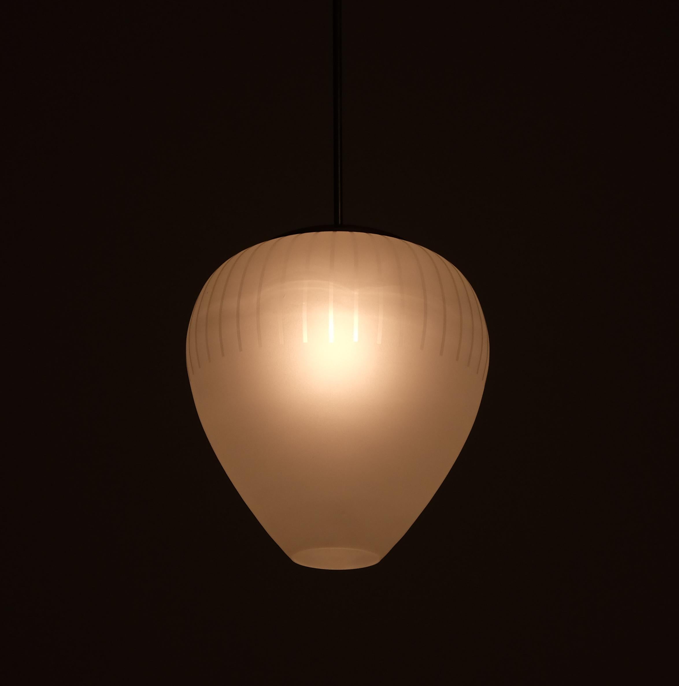 Decorazioni incise all'acido, raccordi nichelati
Prodotto in Svezia negli anni '40. 
Il prezzo indicato è per una (1) lampada, il set di 3 è disponibile. 

Altezza totale: 92 cm
Diametro: 35 cm