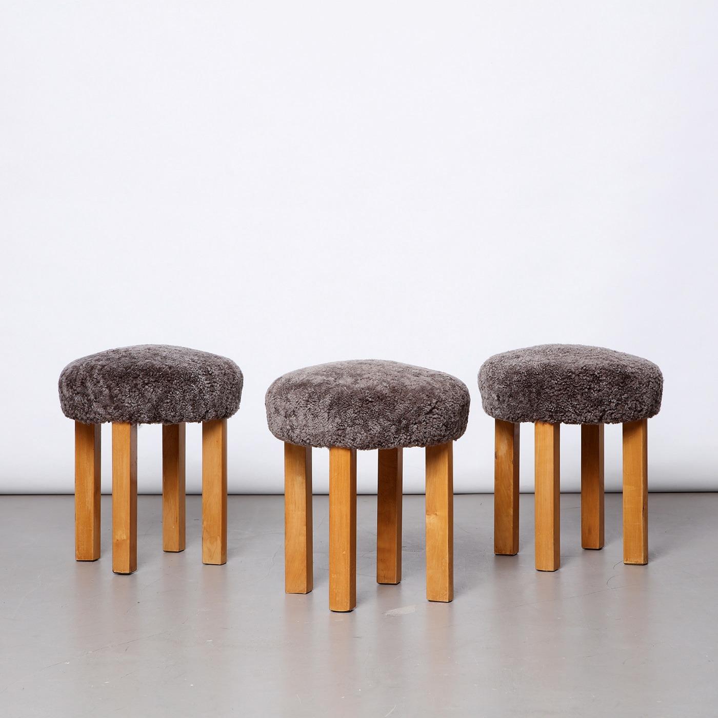 Set of 3 Swedish Modern stools, tabourets, ottomans, made by a Swedish cabinetmaker in the 1940s. Made from wood, seats are newly upholstered in sahara sheepskin.

Dimensions:
Height: 45 cm / 17.72 in
Diameter: 41 cm / 16.14 in
