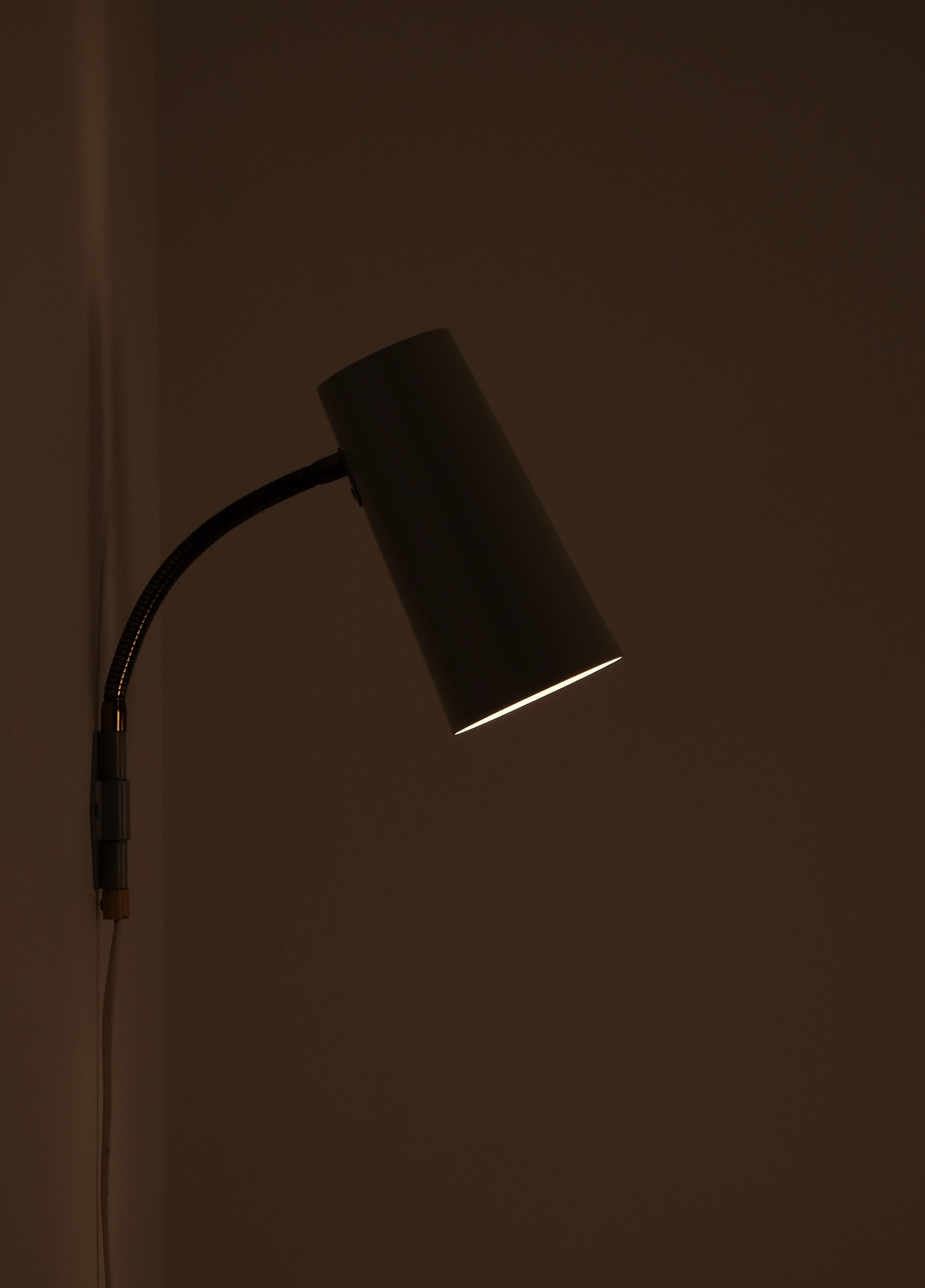 Lampes murales produites en Suède dans les années 1950 par Böhlmarks.
Métal peint en gris et laiton. 3 pièces disponibles. Le prix indiqué est celui d'un seul exemplaire. 

La hauteur de l'écran est de 20 cm et son diamètre de 9 cm.
