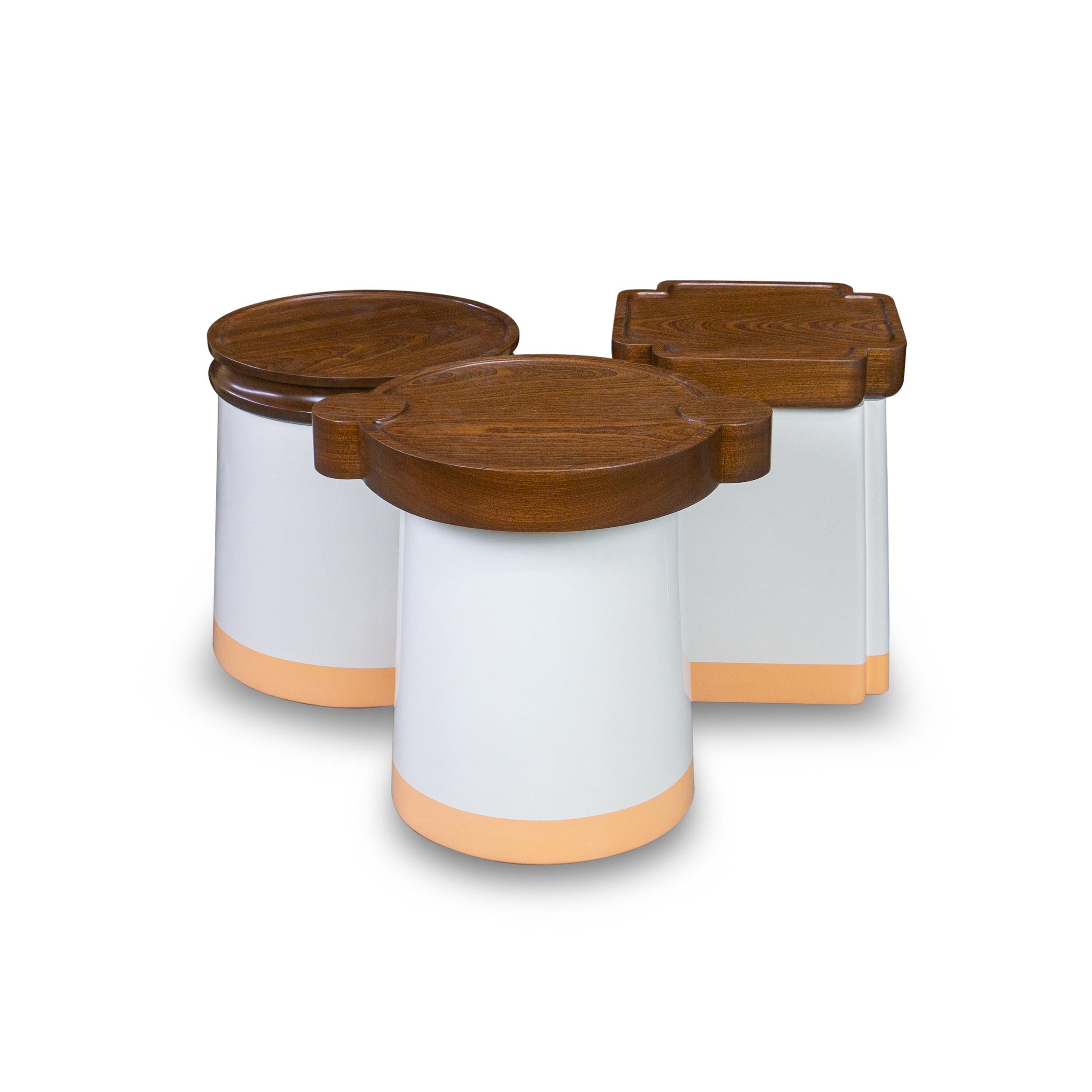 XXIe siècle et contemporain Ensemble de 3 tables avec laque bicolore et plateaux en noyer massif façonné en vente