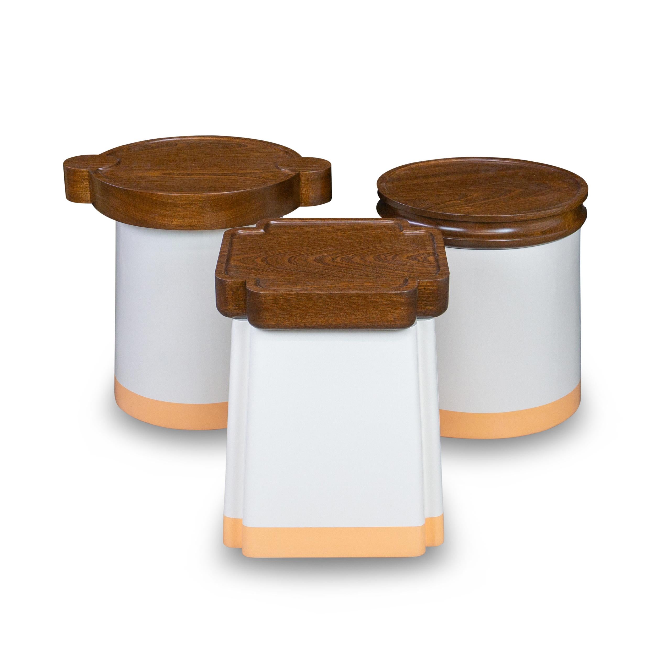 Bois Ensemble de 3 tables avec laque bicolore et plateaux en noyer massif façonné en vente