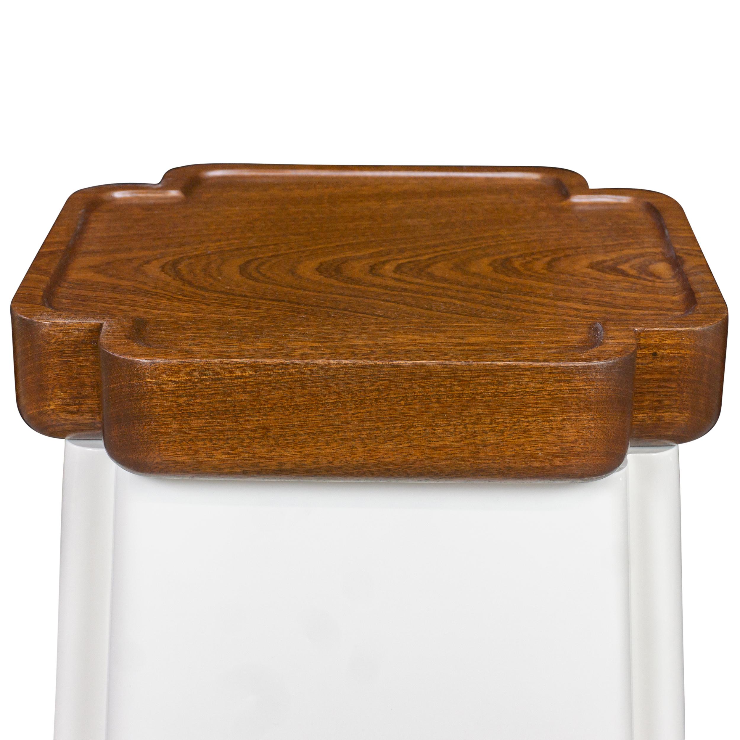 Ensemble de 3 tables avec laque bicolore et plateaux en noyer massif façonné en vente 3