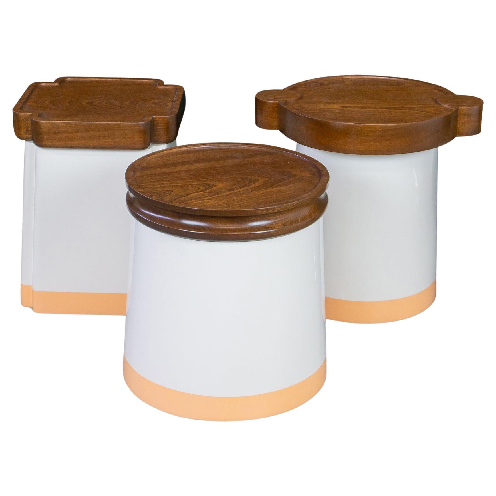 Ensemble de 3 tables avec laque bicolore et plateaux en noyer massif façonné en vente