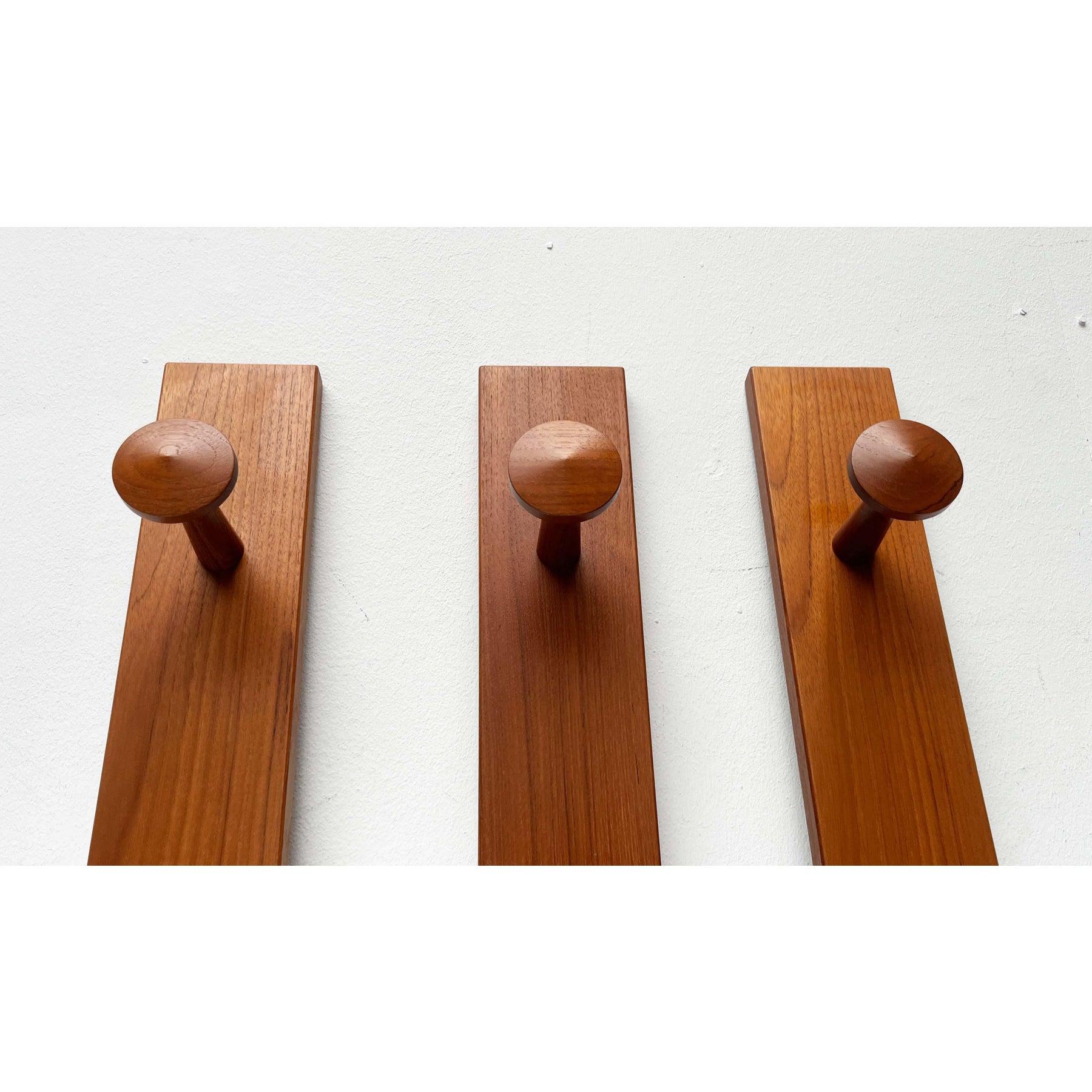 Set di 3 appendiabiti in teak di Aksel Kjersgaard per Odder Furniture, anni '60 in vendita 4