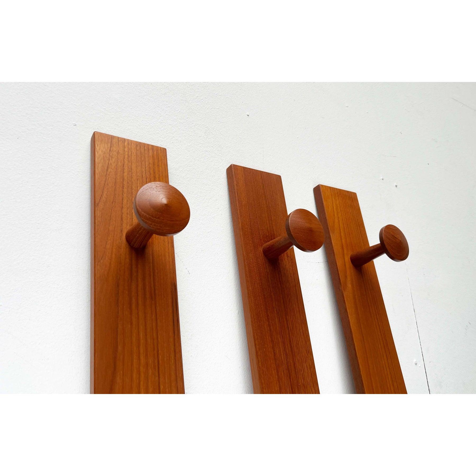 Danese Set di 3 appendiabiti in teak di Aksel Kjersgaard per Odder Furniture, anni '60 in vendita