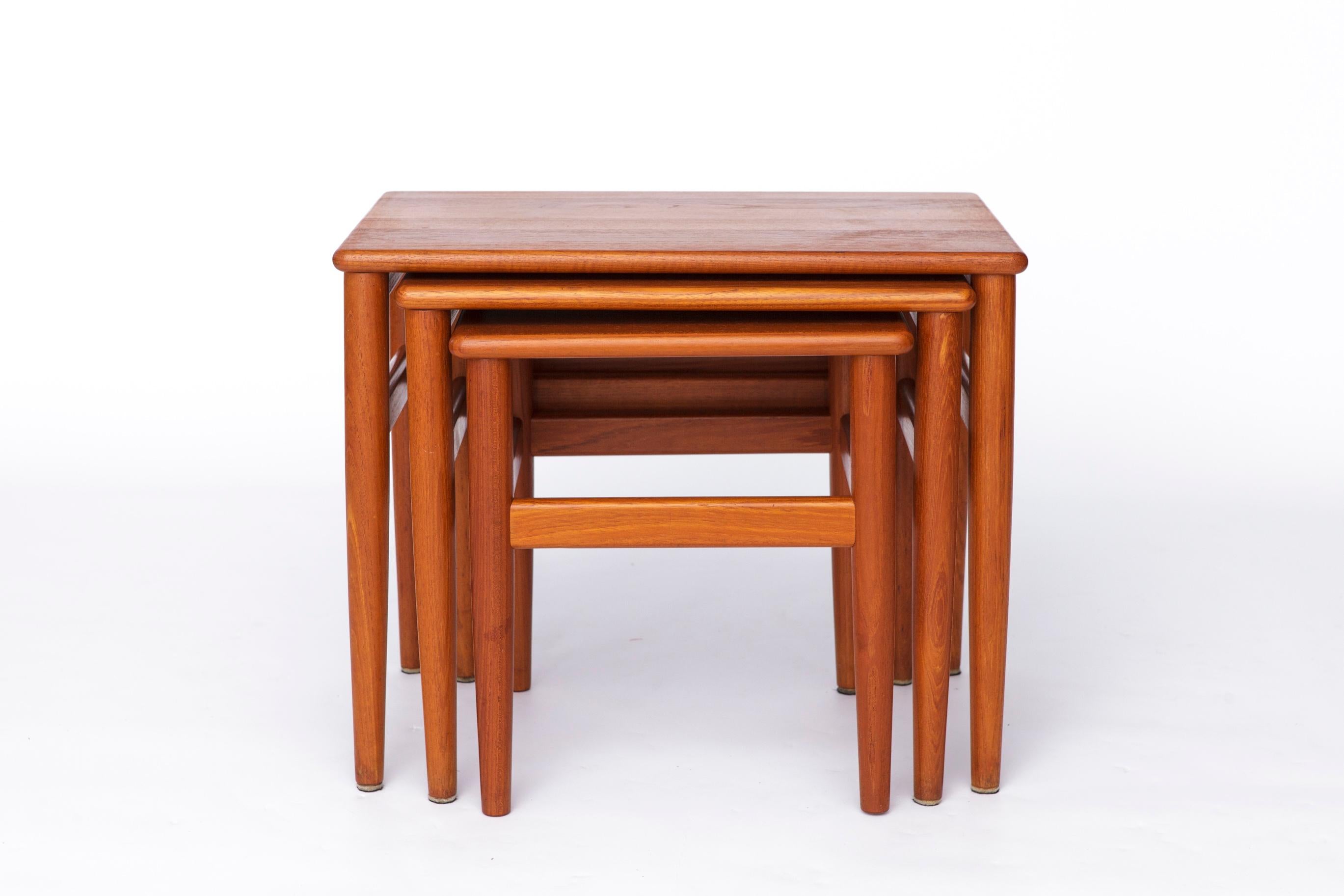 Conjunto de mesas nido de teca, diseño danés de los años 70
Elegante conjunto de mesas nido de teca de la década de 1970, que muestran la artesanía y el diseño escandinavos atemporales.
Es probable que el diseño sea obra del danés Niels Bach.

En