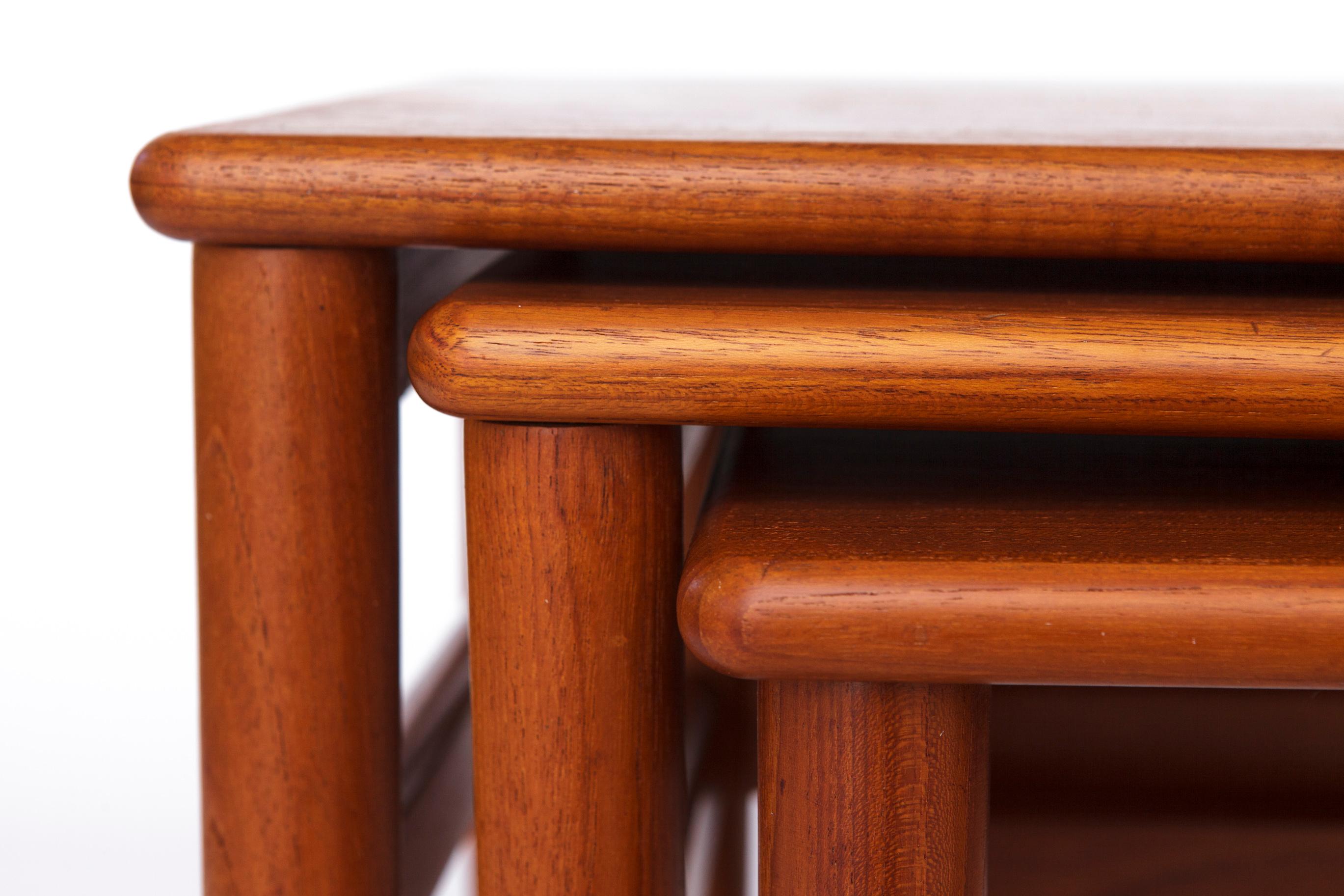 Juego de 3 mesas nido de teca - Diseño moderno danés de mediados de siglo de los 70, Vintage Moderno de mediados de siglo en venta