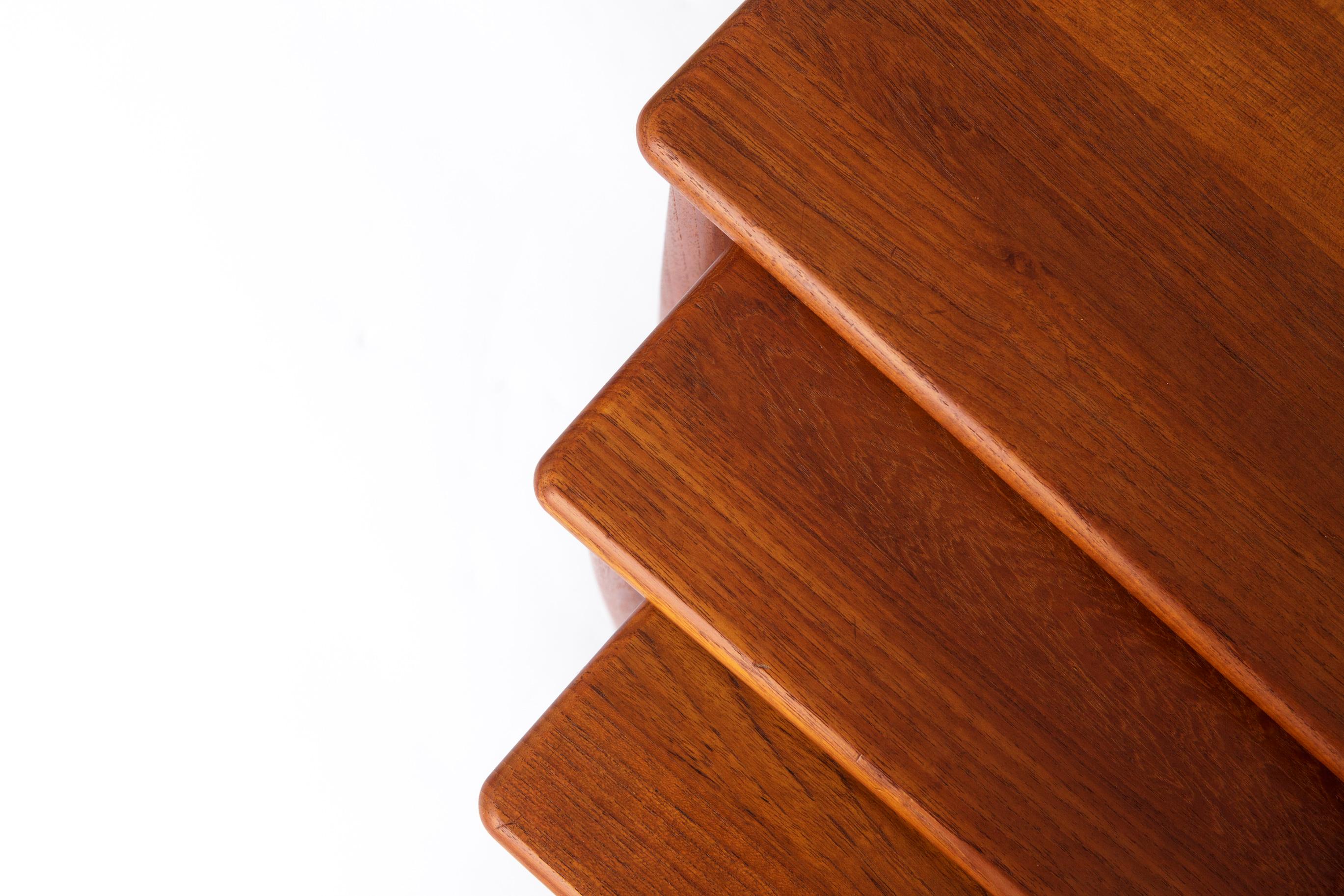 Juego de 3 mesas nido de teca - Diseño moderno danés de mediados de siglo de los 70, Vintage Danés en venta