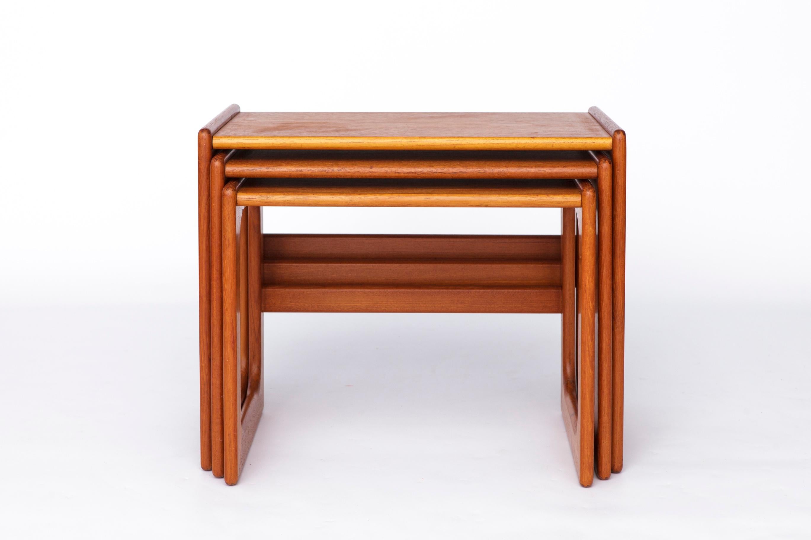 Juego de 3 mesas nido de teca - Diseño moderno danés de mediados de siglo de los 70, Vintage en Bueno estado para la venta en Hannover, DE