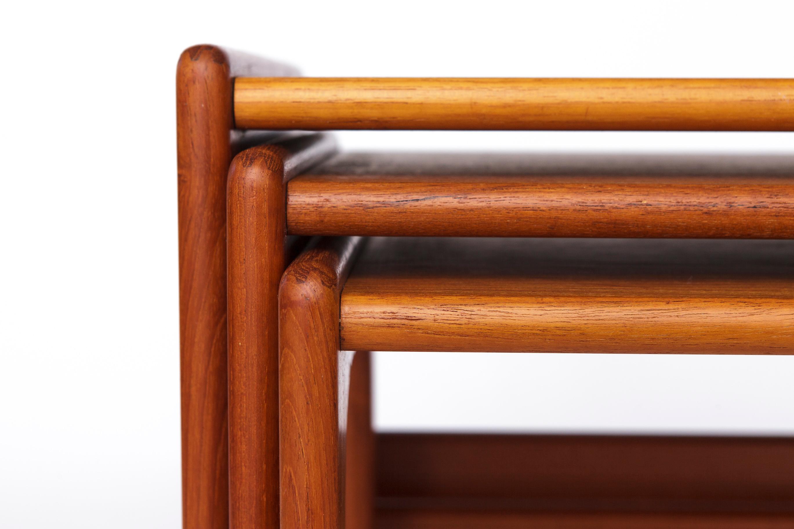 Juego de 3 mesas nido de teca - Diseño moderno danés de mediados de siglo de los 70, Vintage finales del siglo XX en venta