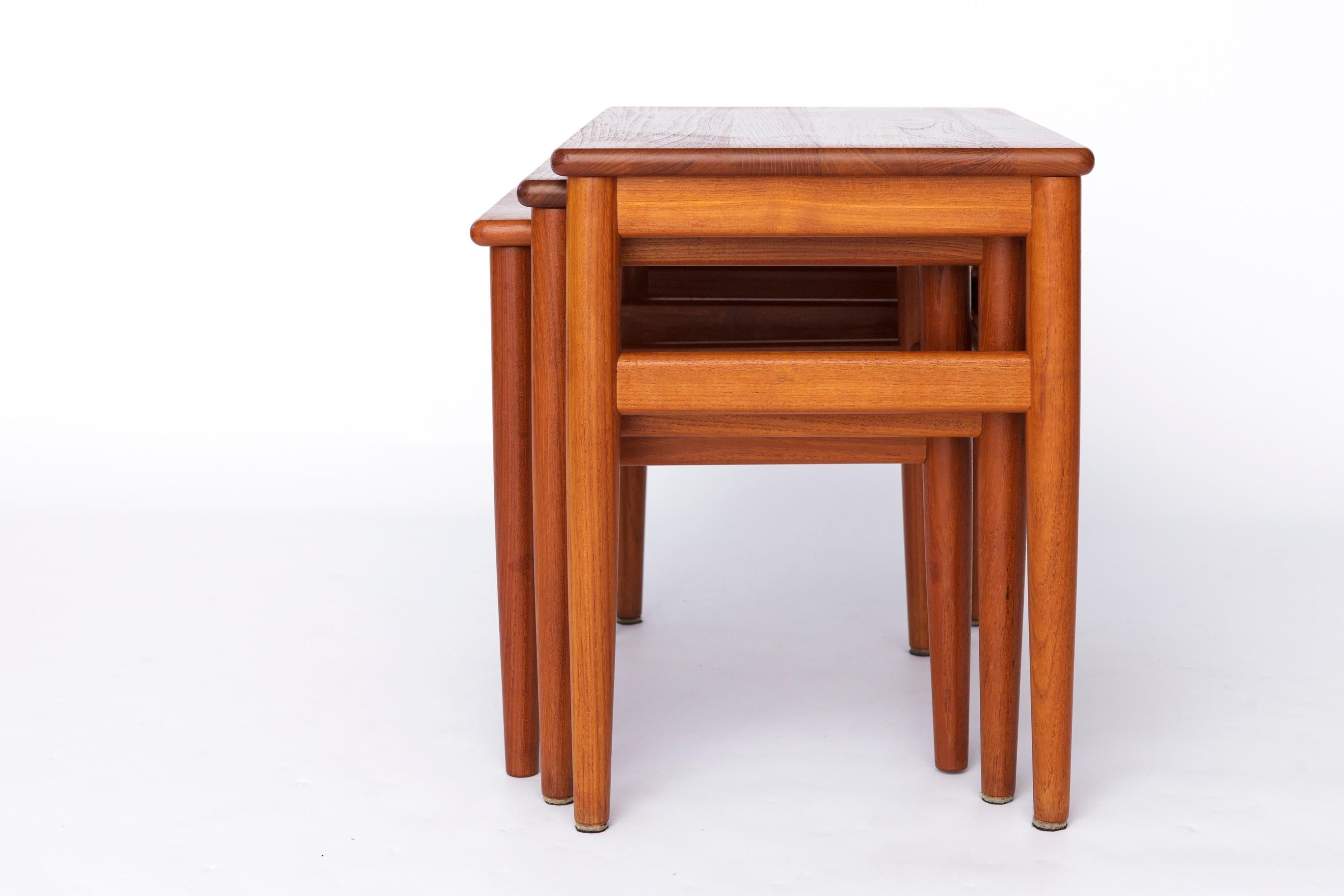 Juego de 3 mesas nido de teca - Diseño moderno danés de mediados de siglo de los 70, Vintage Teca en venta