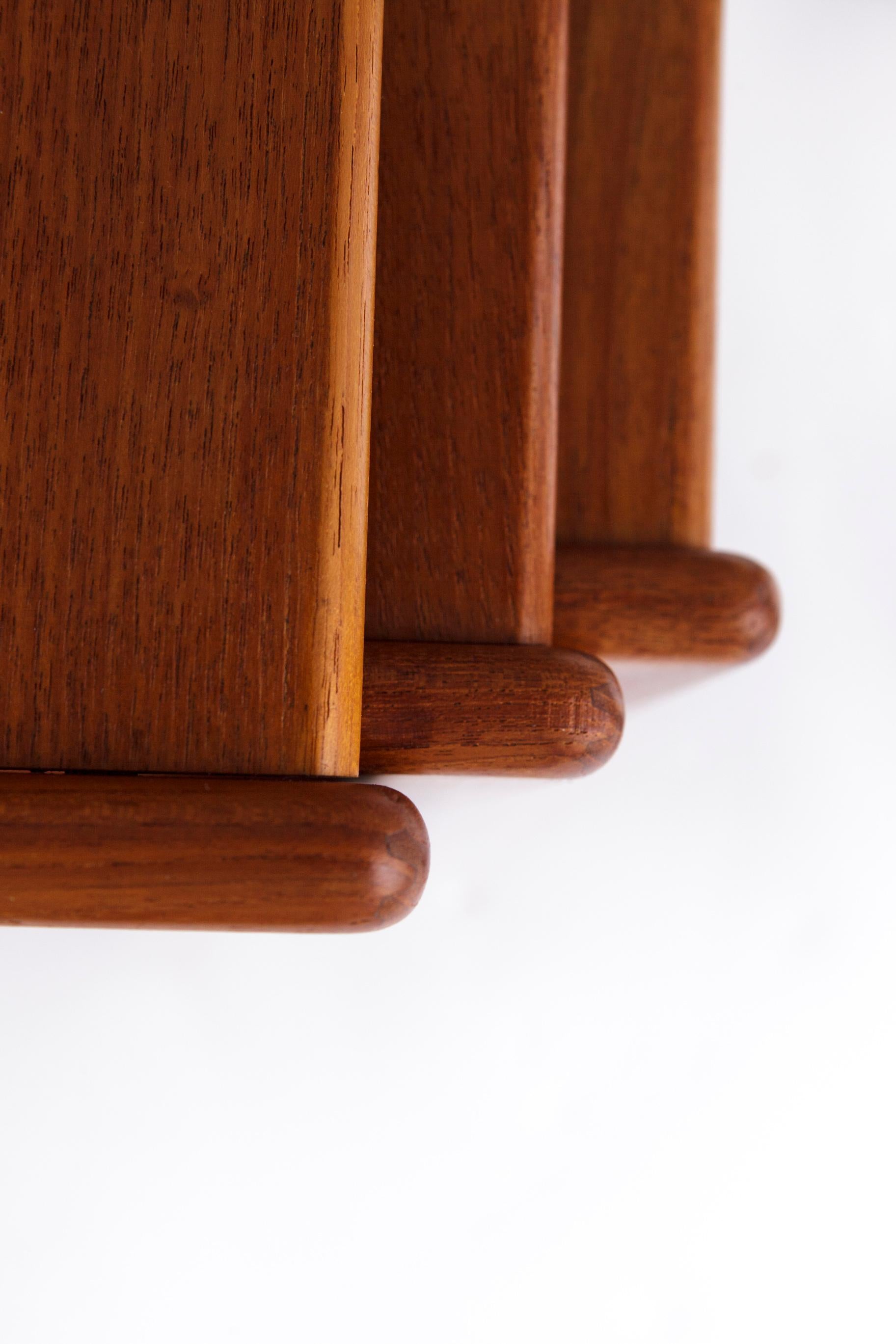 Juego de 3 mesas nido de teca - Diseño moderno danés de mediados de siglo de los 70, Vintage Teca en venta