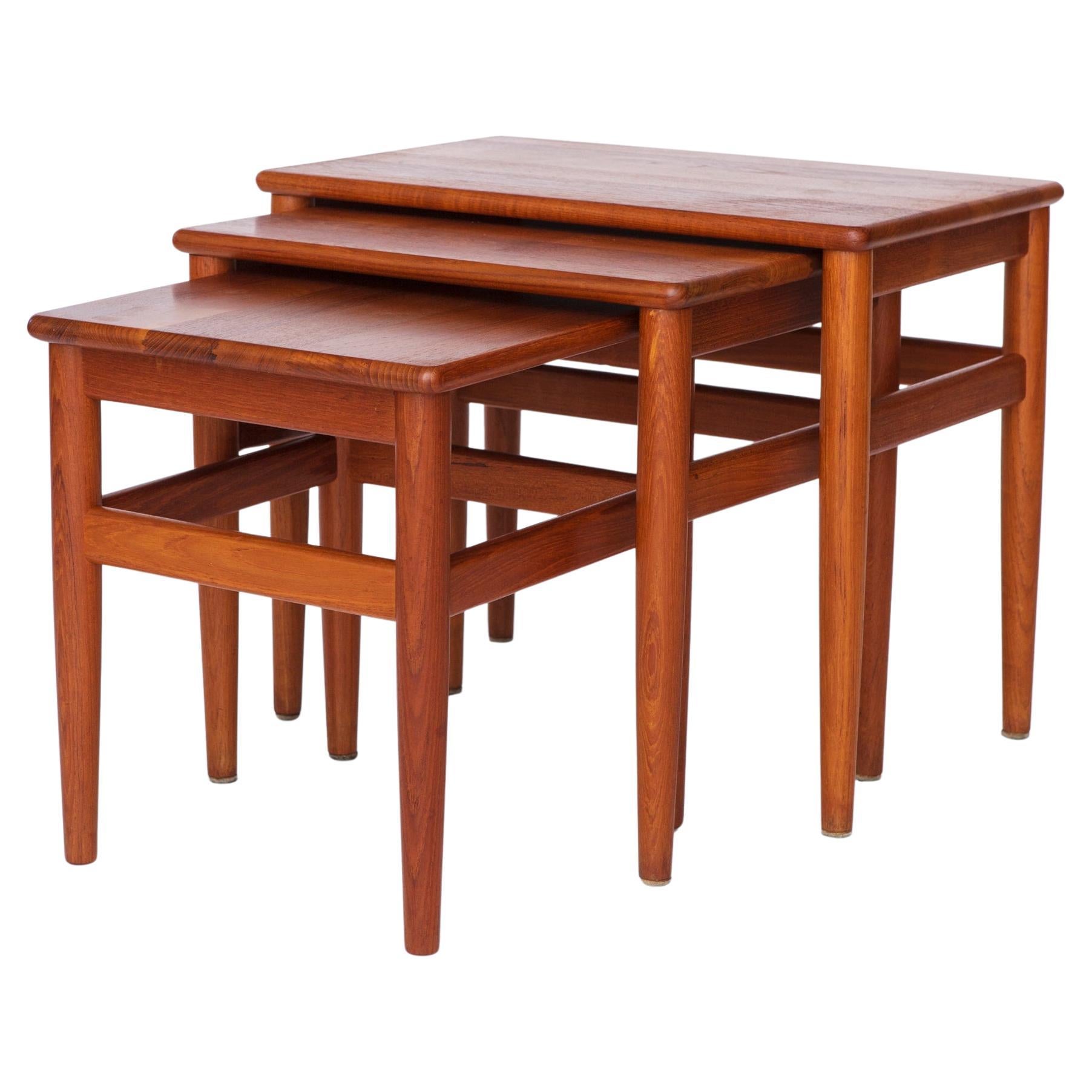 Juego de 3 mesas nido de teca - Diseño moderno danés de mediados de siglo de los 70, Vintage en venta