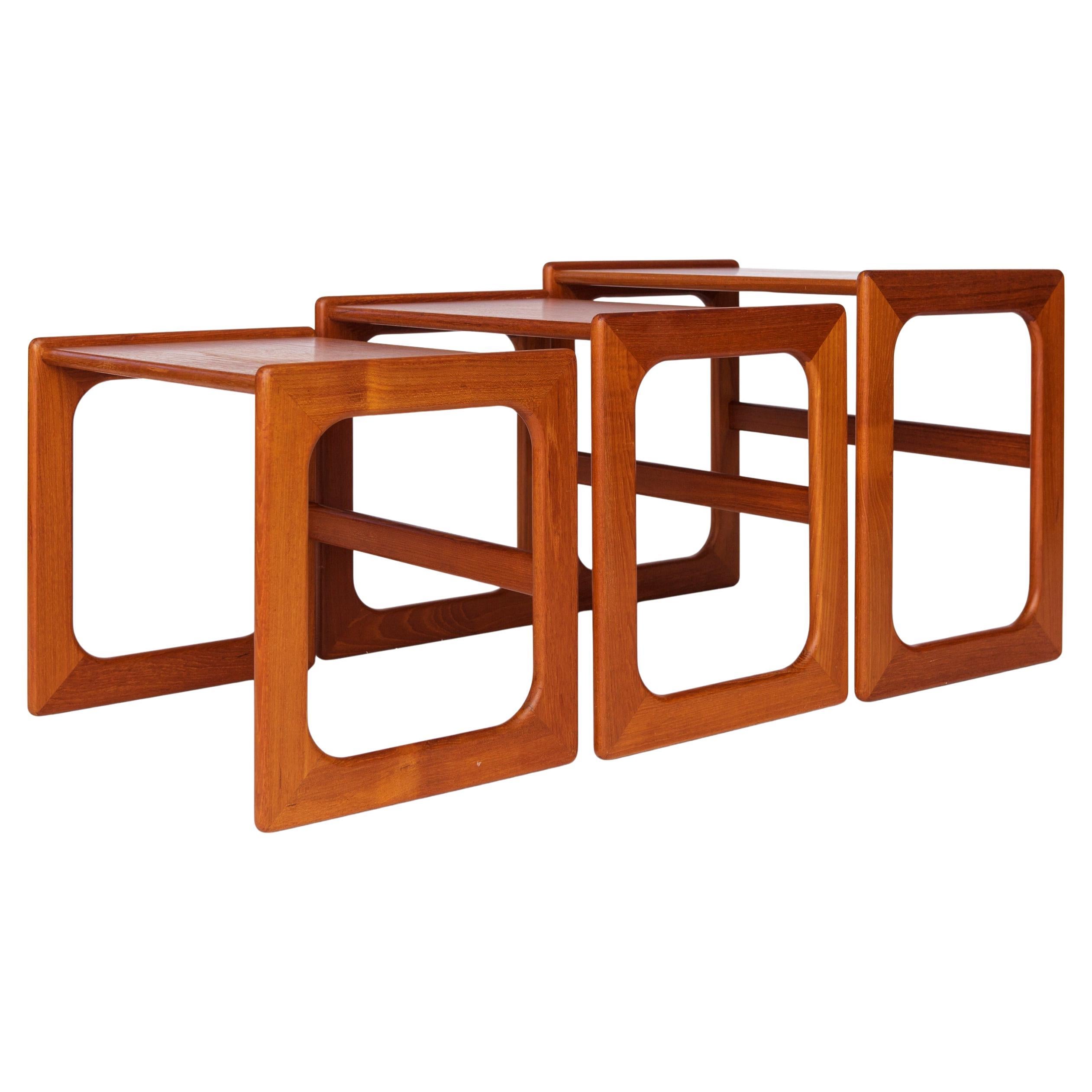 Juego de 3 mesas nido de teca - Diseño moderno danés de mediados de siglo de los 70, Vintage en venta