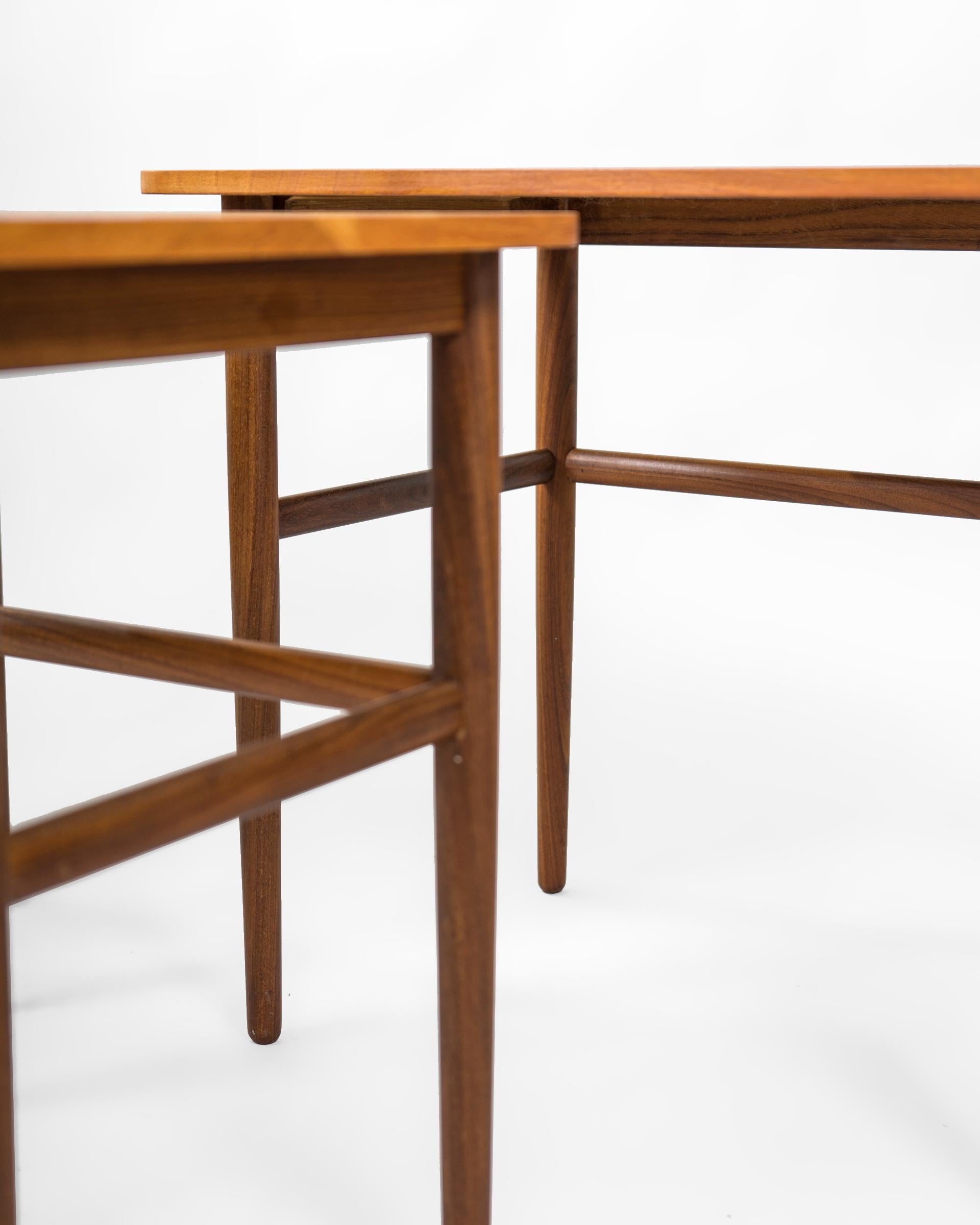Ensemble de 3 tables gigognes en teck de Johannes Andersen pour Silkeborg, Danemark, années 1960 Bon état - En vente à CANGAS, ES