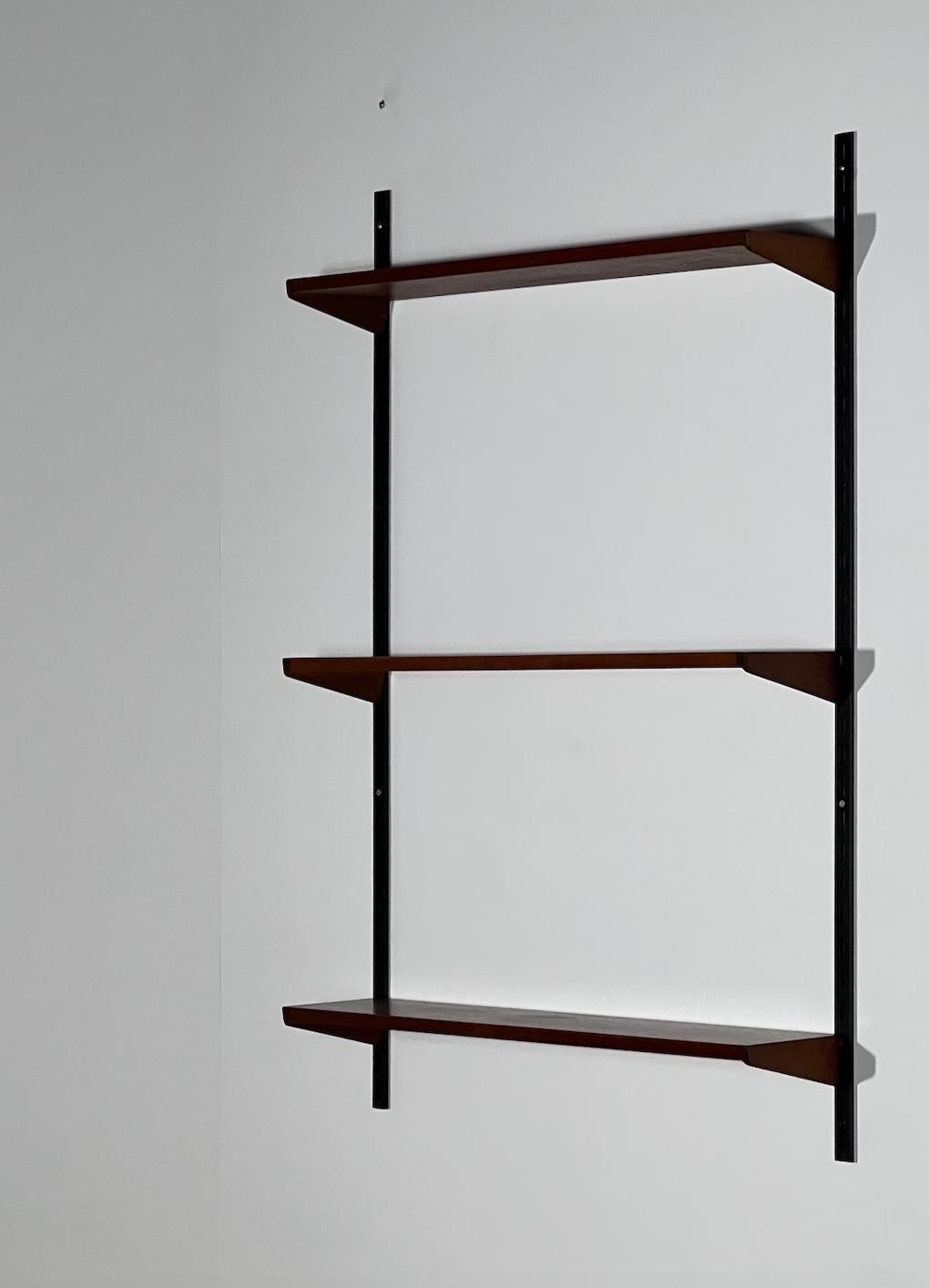 These shelves were designed by kai kristiansen for the Danish publisher feldalles møbler in the 1960s. This designer is a major figure. Scandinavian design of the 20th century. He is known for his modular shelving. The structure of these shelves is