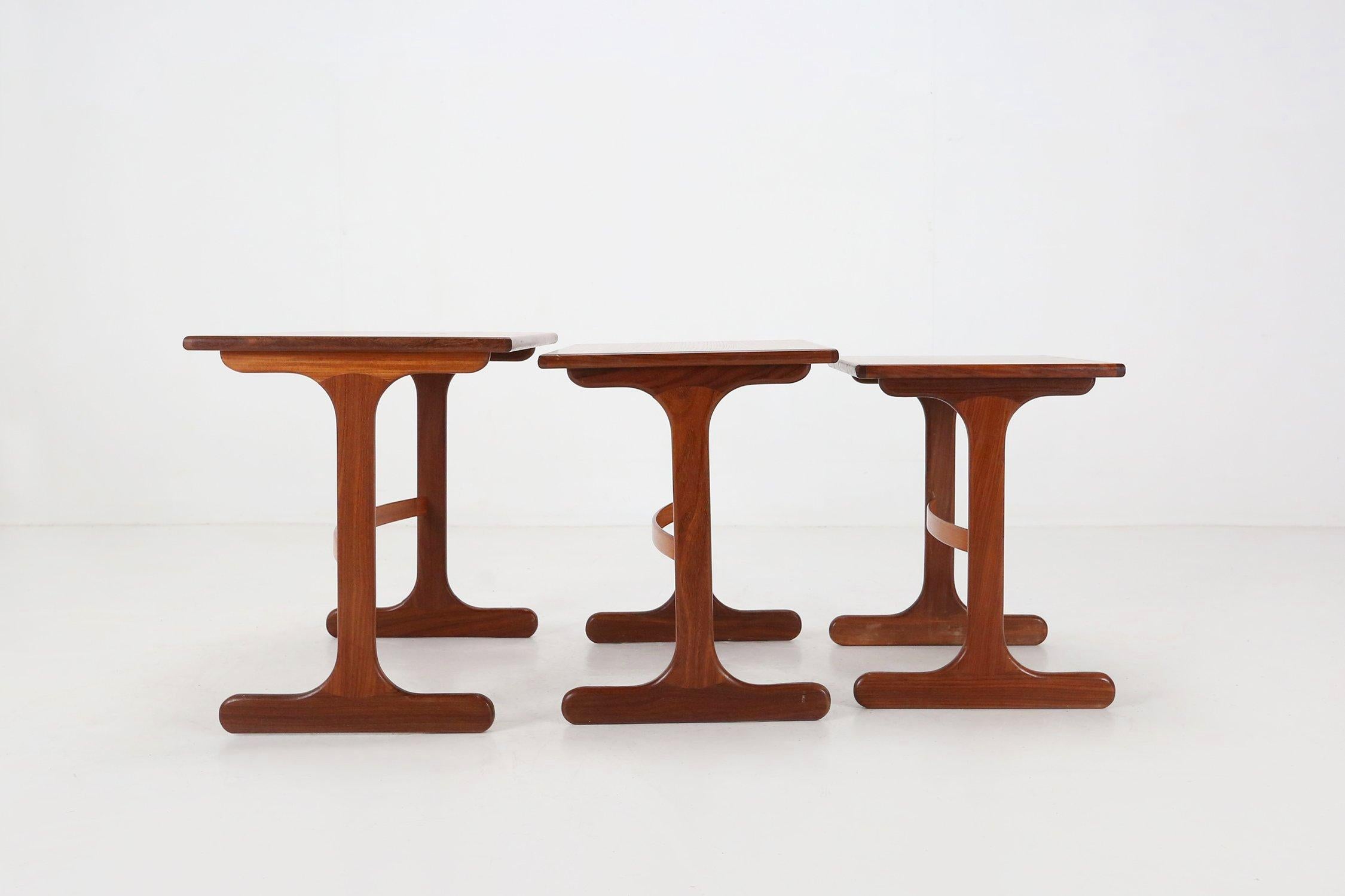 Set di 3 tavolini in legno di teak di G-Plan, Regno Unito, 1970 ca. in vendita 4