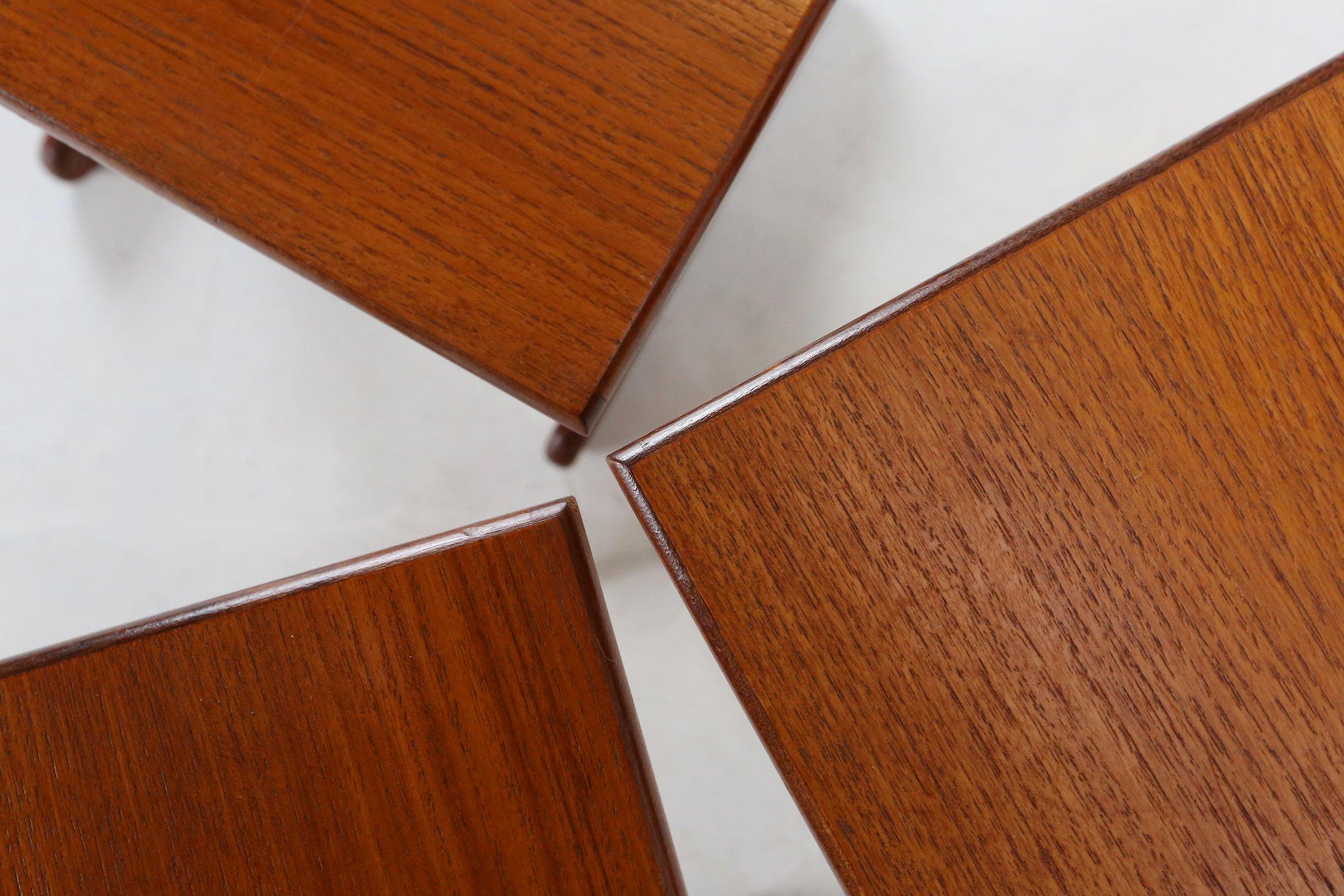 Regno Unito / 1970 / set di 3 tavolini da salotto / G-Plan / Vintage / Mid-century

Set vintage di tre tavolini da salotto progettati e realizzati dall'ebanista britannico G-Plan a metà del XX secolo.  I tavoli hanno un piano impiallacciato in teak