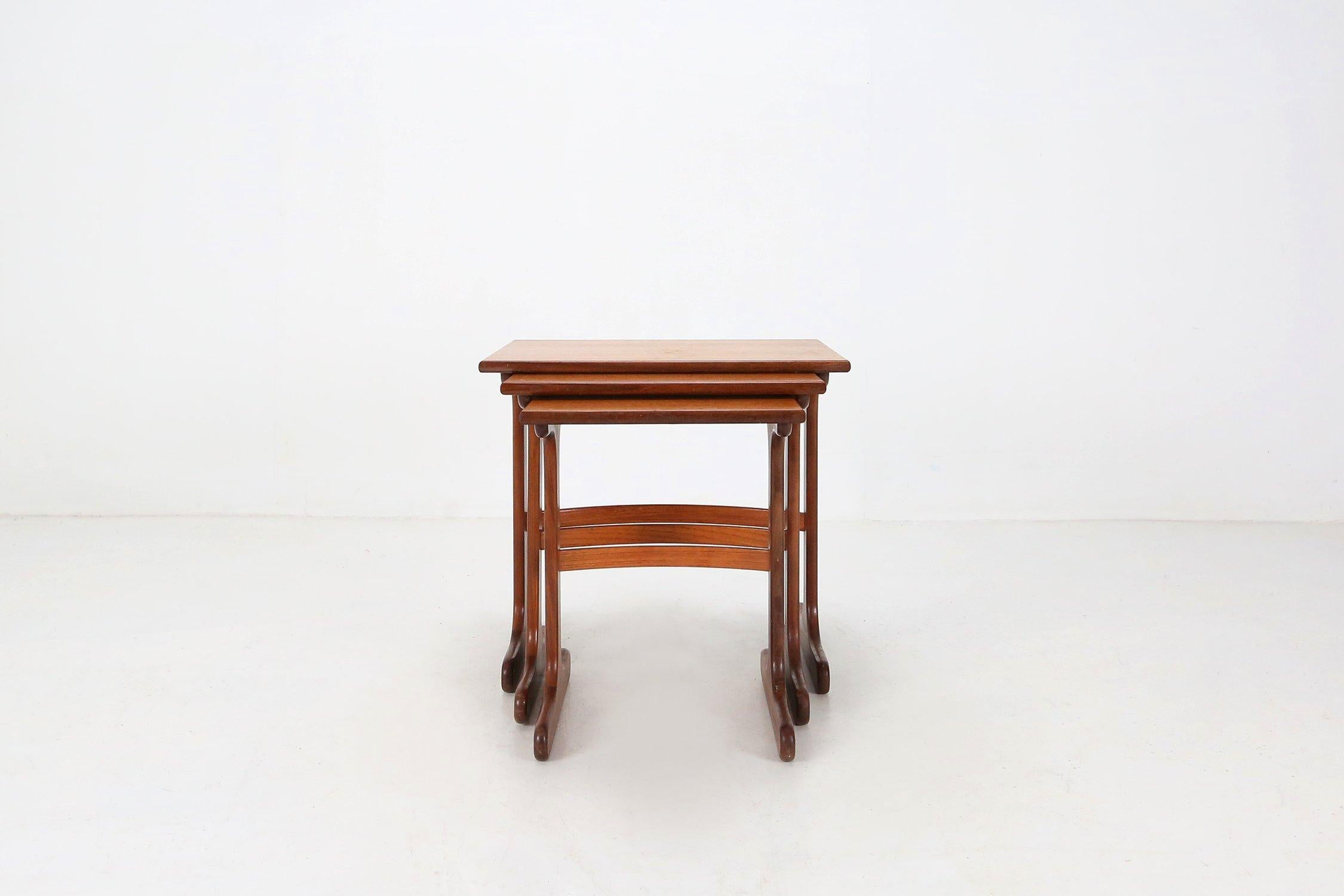 Set di 3 tavolini in legno di teak di G-Plan, Regno Unito, 1970 ca. in vendita 2