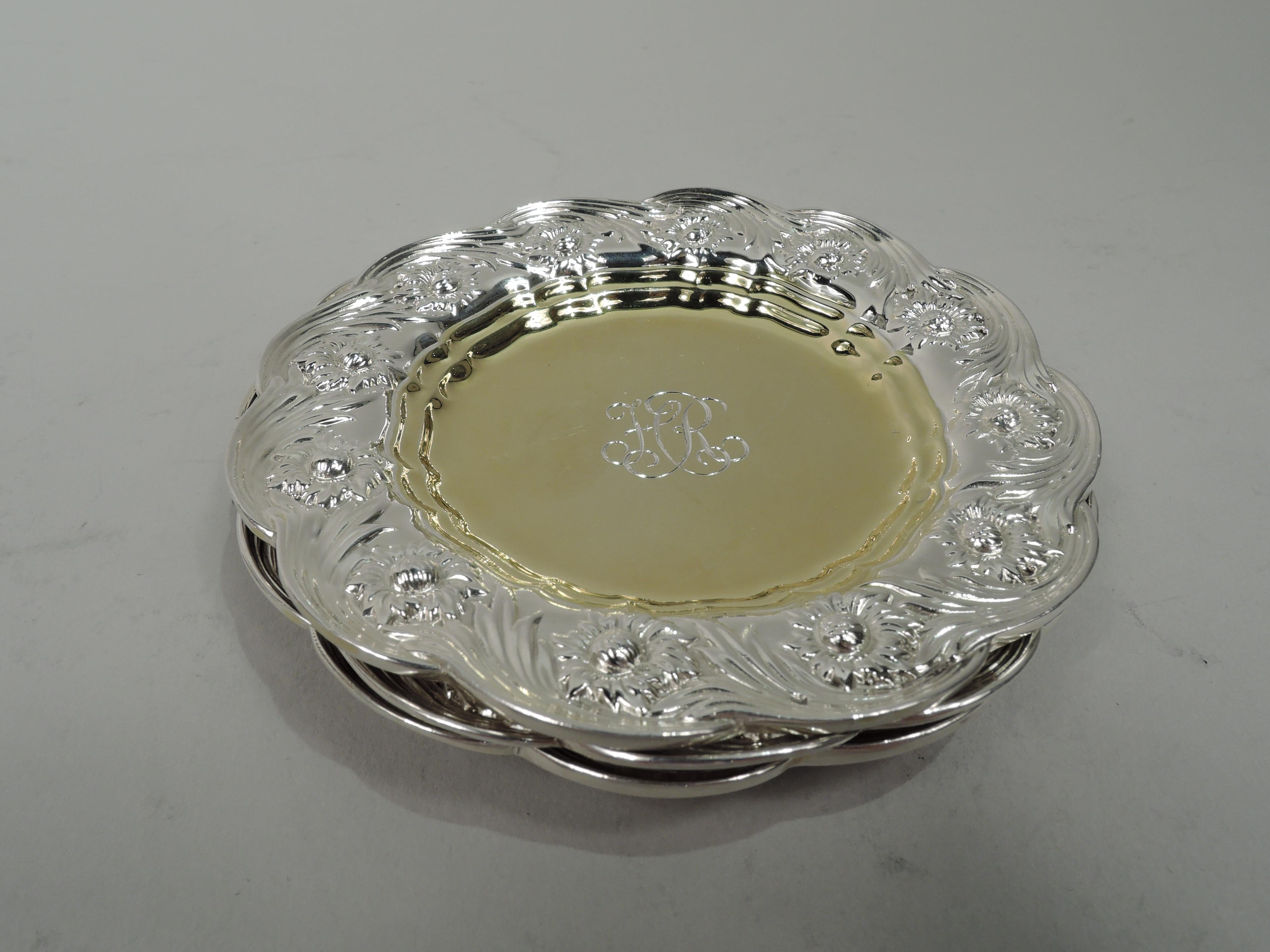 Set di 3 panetti di burro in argento sterling Chrysanthemum. Realizzato da Tiffany & Co. a New York. Liscio e rotondo ben dorato. La spalla ha capolini e viticci in stile rinceaux. Bordo smerlato. Monogramma inciso a caratteri intrecciati. Marcato