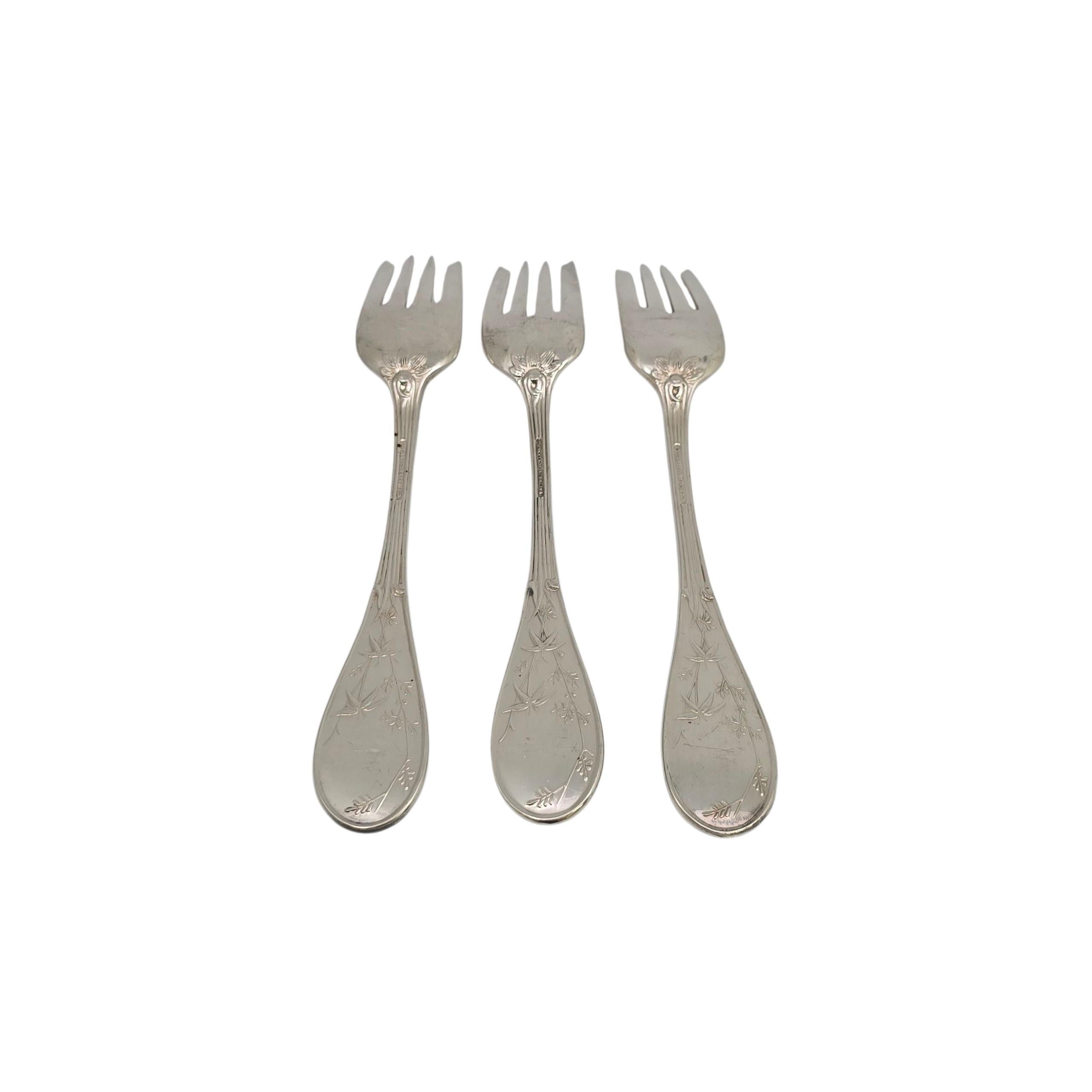 Set di 3 forchette da insalata in argento Tiffany & Co.

Disegnato da Edward C. Moore nel 1871, il motivo Audubon si ispira ai dipinti di uccelli giapponesi del XIX secolo. La scatola e l'astuccio di Tiffany & Co. non sono inclusi.

Pesa circa