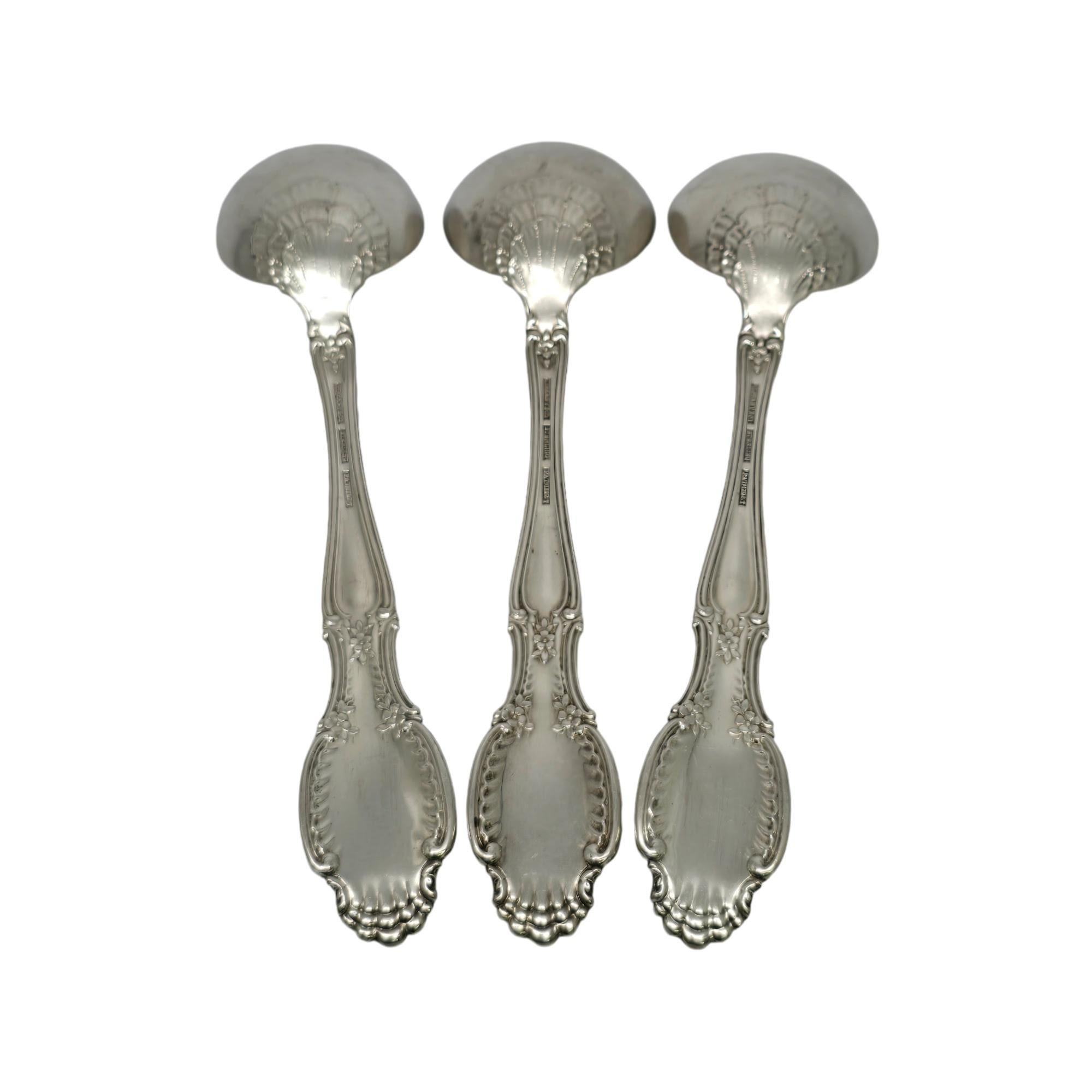 Set di 3 cucchiai da minestra con ciotola rotonda in argento sterling nel motivo Richelieu di Tiffany & Co. con monogramma.

Il monogramma sembra essere EPL

Il modello Richelieu fu disegnato nel 1892 da Paulding Farnham, il capo designer di Tiffany