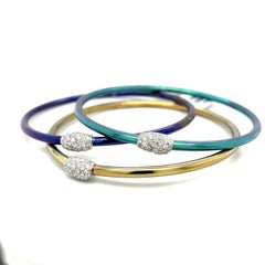 Juego de 3 brazaletes de titanio con acento de diamantes pavé