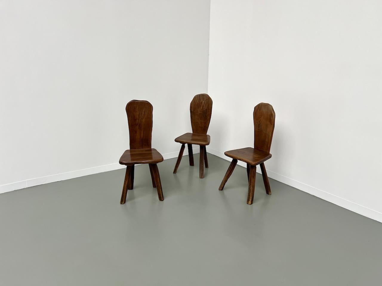 Pretty series of 3 sculptural chairs made in the 60s by Tony Bain in Vallauris. A subtle combination of olive wood work and artistic ironwork. Associated with the brutalist movement of the French post-war period, the shape of these chairs allows us