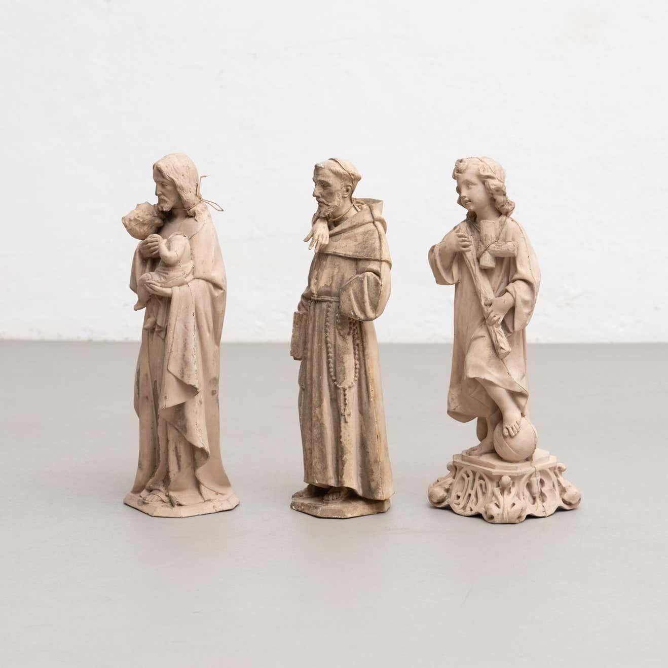 Milieu du XXe siècle Ensemble de 3 figures religieuses traditionnelles en plâtre, artisanat catalane en vente