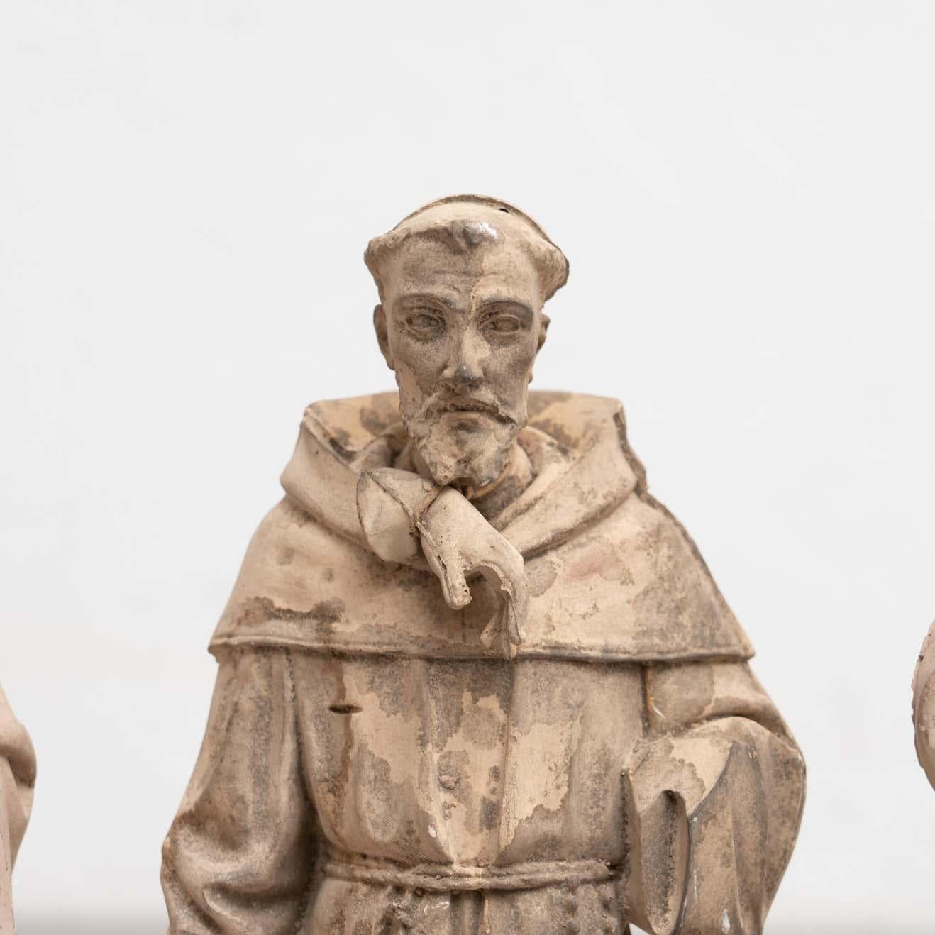 Ensemble de 3 figures religieuses traditionnelles en plâtre, artisanat catalane en vente 2