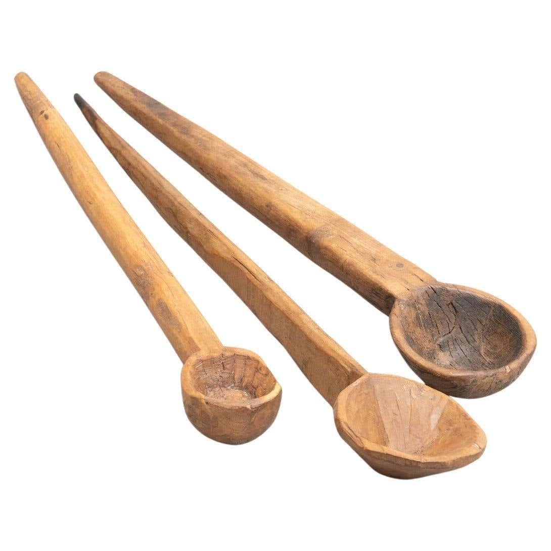 Traditionelles pastorales primitives Set aus geschnitzten Holzlöffeln.    Handgefertigt in Spanien, um 1940.    Originaler Zustand mit geringen alters- und gebrauchsbedingten Abnutzungserscheinungen, der eine schöne Patina aufweist.    MATERIALIEN: 