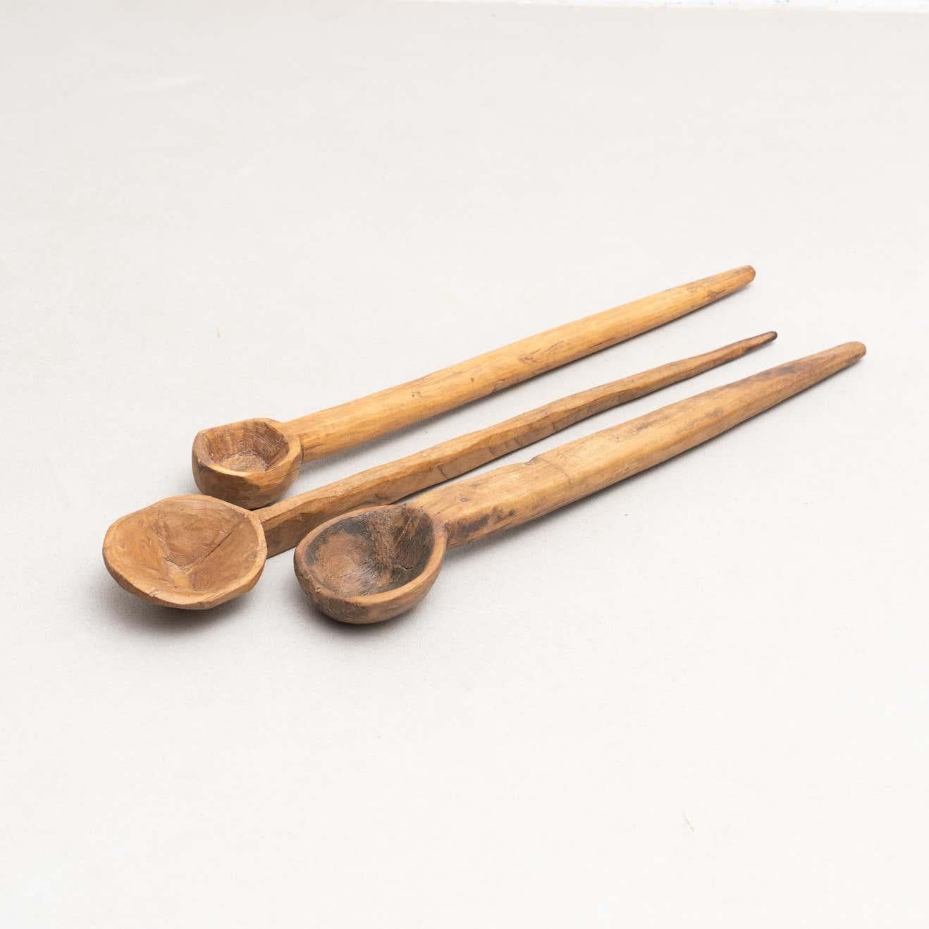 3er-Set traditioneller, rustikaler, primitiver, geschnitzter Holzlöffel (Spanisch) im Angebot
