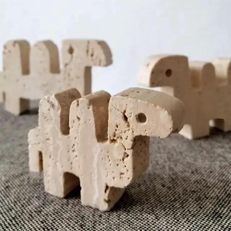 Set of 3 Travertine camels elephants by Fratelli Mannelli, Italy.
Classic of the mid-century decoration, circa 1960.
Good condition with some traces of age, with original sticker.
Dimensions:
Big: width 15cm - height 8cm - depth 2cm.
Medium: