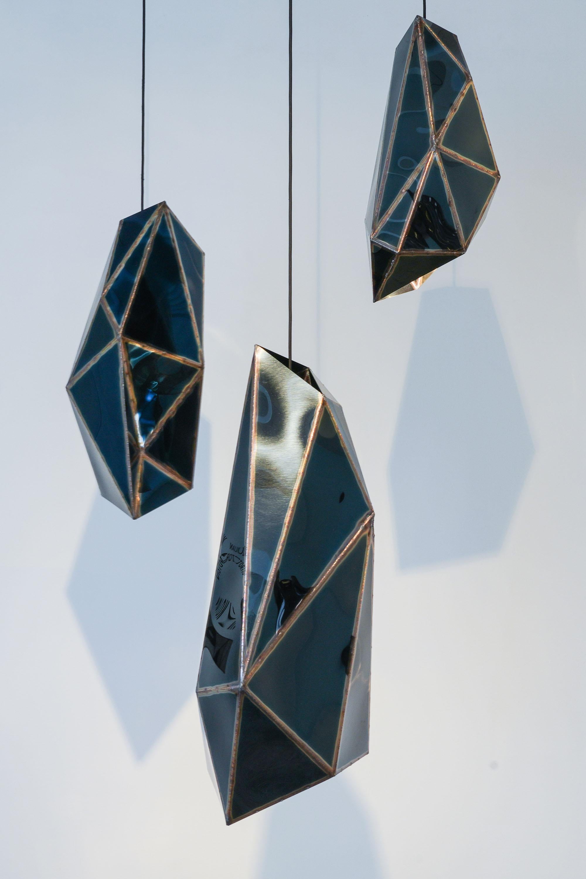 Lot de 3 lampes suspendues Traxler en acier poli miroir par Julian Mayor
Édition limitée à 8 + 4AP.
Dimensions : Petit : D 26 x L 26 x H 60 cm.
Moyen : D 31 x L 35 x H 74 cm. 
Grandes dimensions : D 31 x L 40 x H 87 cm. 
MATERIAL : Acier inoxydable