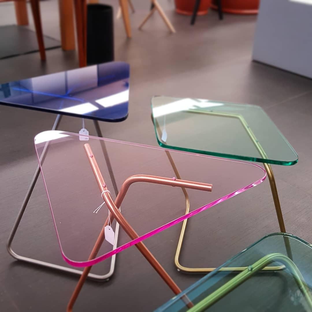 Moderne Ensemble de 3 tables d'appoint triangulaires par Rita Kettaneh en vente
