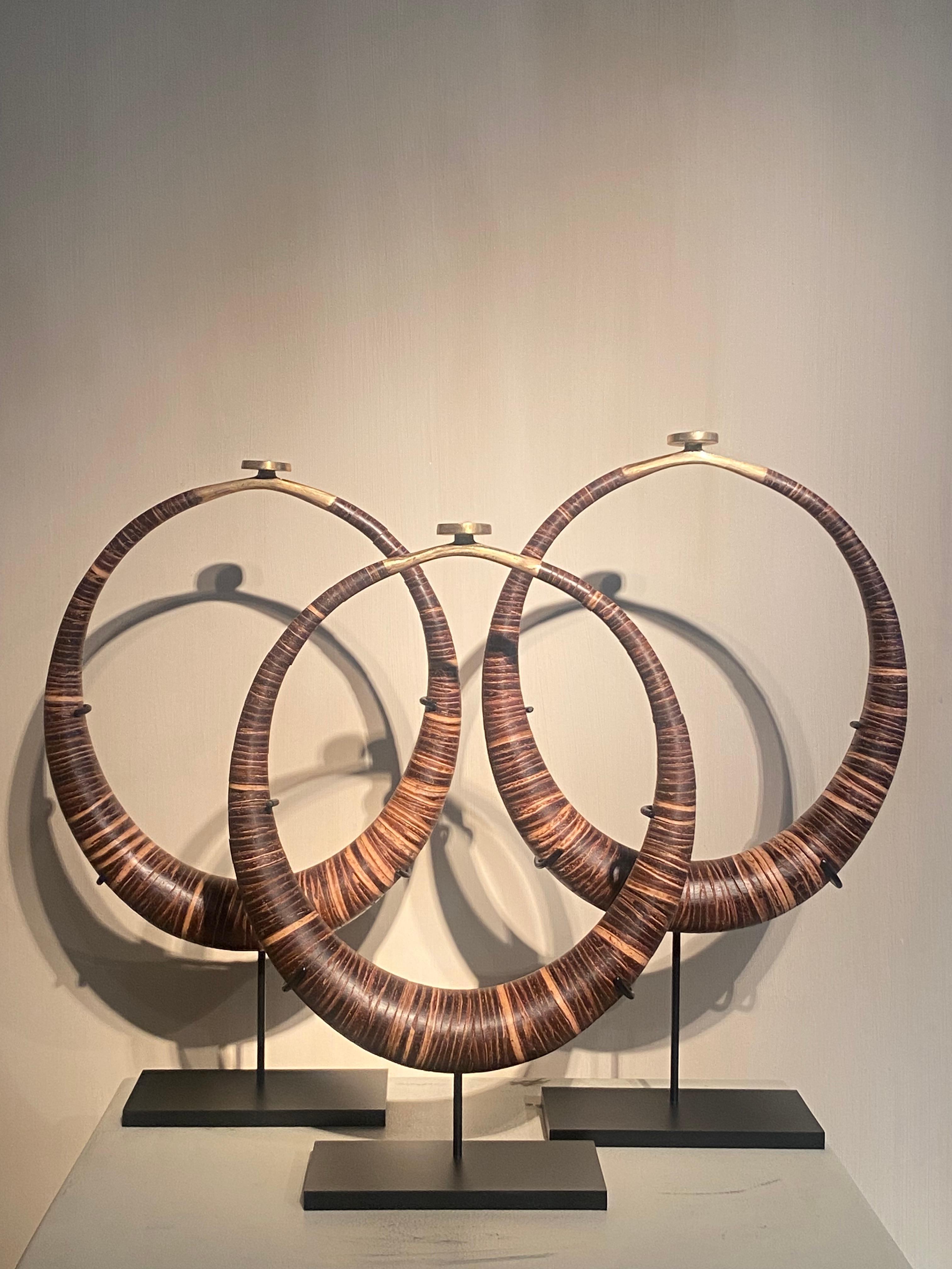 Magnifique ensemble de 3 colliers d'Indonésie, de l'île de Nias,
un chasseur de têtes Kalabubu Torque,
fait de petits anneaux de noix de coco et de cuivre,
des objets très décoratifs,
36 cm de haut x 26 cm de large x 8 cm de profondeur
40 cm de haut