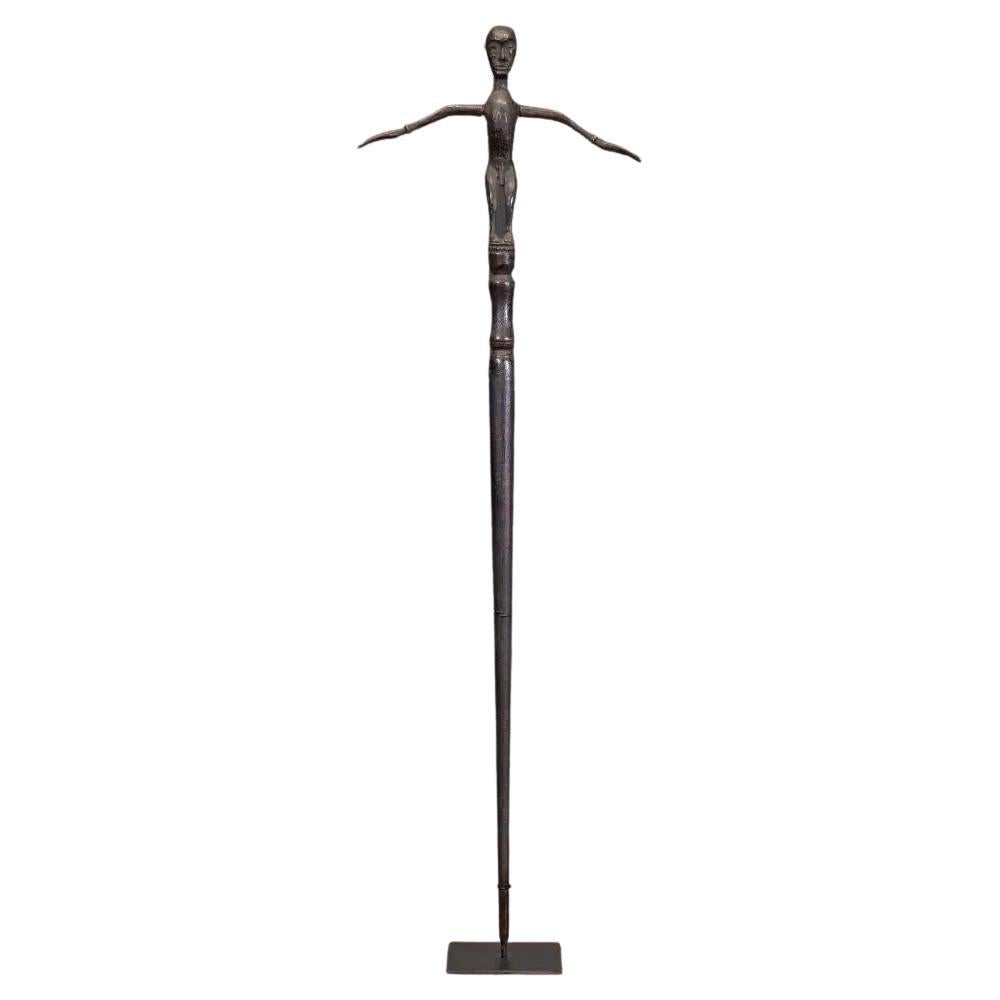 Cet ensemble de trois figures fétiches tribales de Bornéo incarne la profondeur spirituelle et symbolique de l'art tribal indonésien. Traditionnellement utilisées comme offrandes rituelles aux ancêtres, ces statues minces aux bras levés étaient