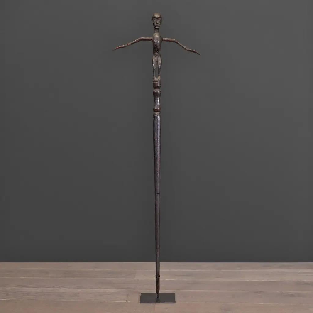 Primitif Ensemble de 3 figures fétiches tribales en bois - Sculptures rituelles de Bornéo sur socle de musée en vente