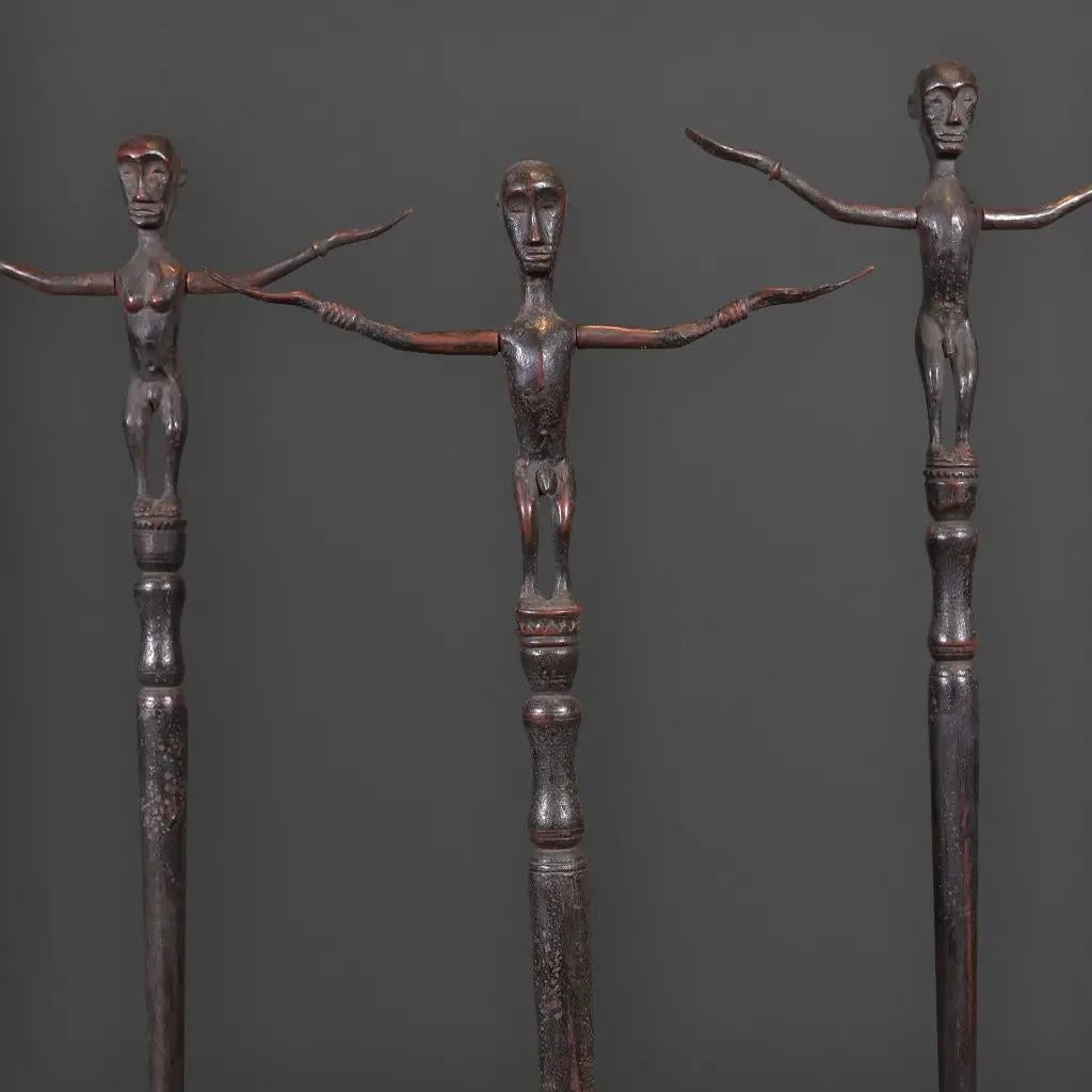 Indonésien Ensemble de 3 figures fétiches tribales en bois - Sculptures rituelles de Bornéo sur socle de musée en vente