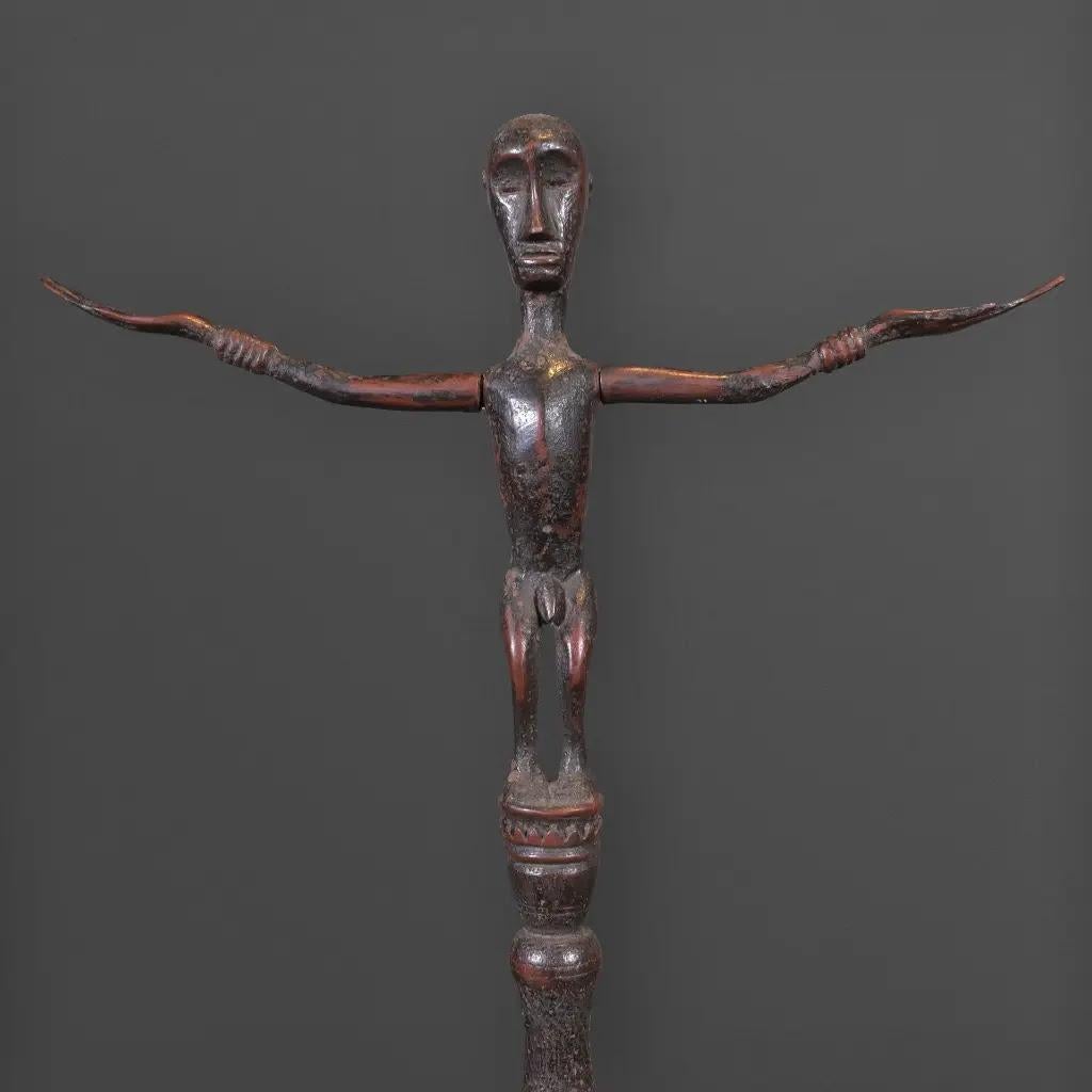 Sculpté à la main Ensemble de 3 figures fétiches tribales en bois - Sculptures rituelles de Bornéo sur socle de musée en vente