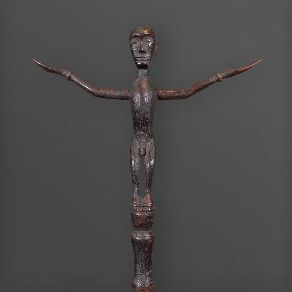 Ensemble de 3 figures fétiches tribales en bois - Sculptures rituelles de Bornéo sur socle de musée Bon état - En vente à Saint-Ouen, FR