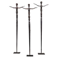Ensemble de 3 figures fétiches tribales en bois - Sculptures rituelles de Bornéo sur socle de musée