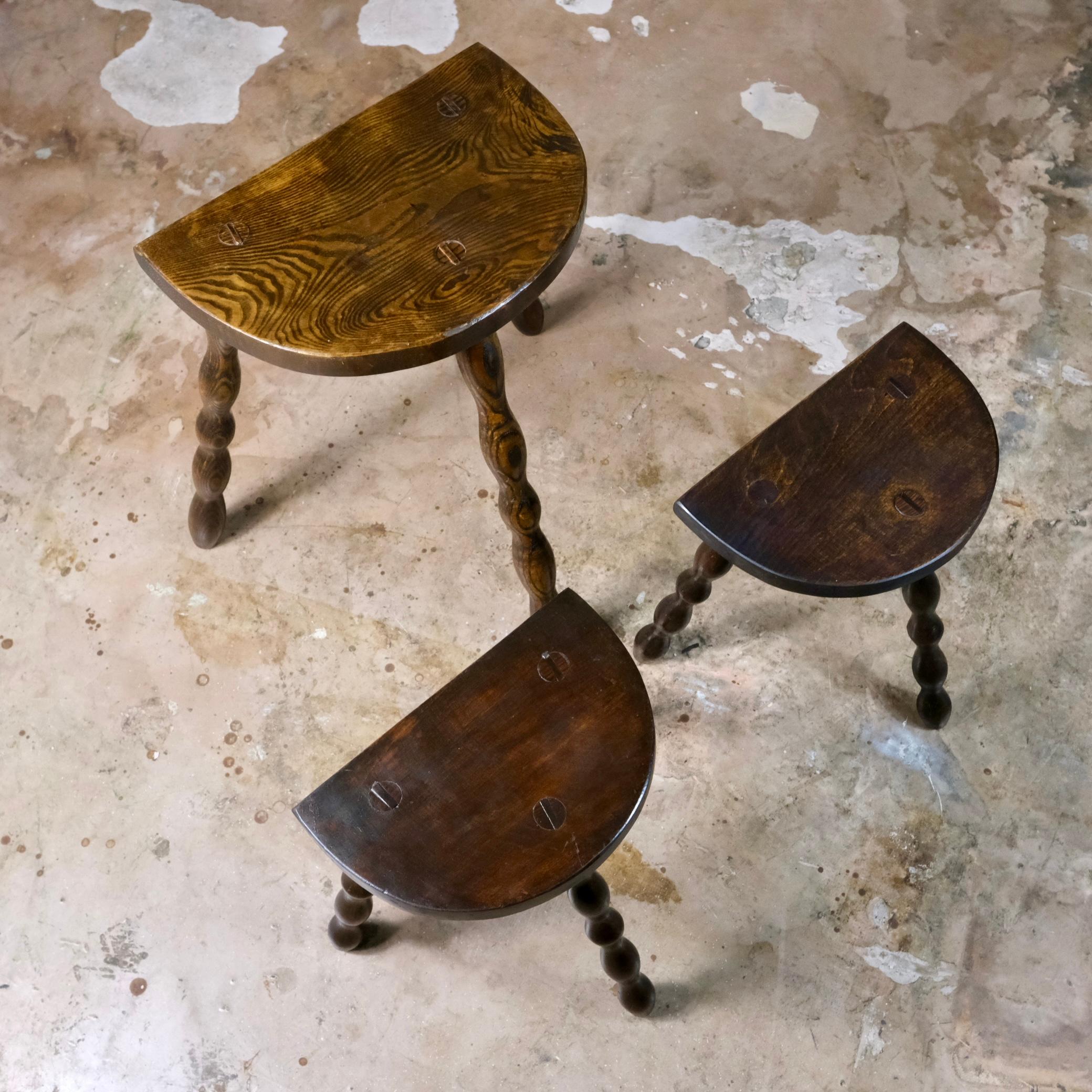 Set of 3 tripod farmer stools from France, 1940s In Good Condition In Lyon, FR