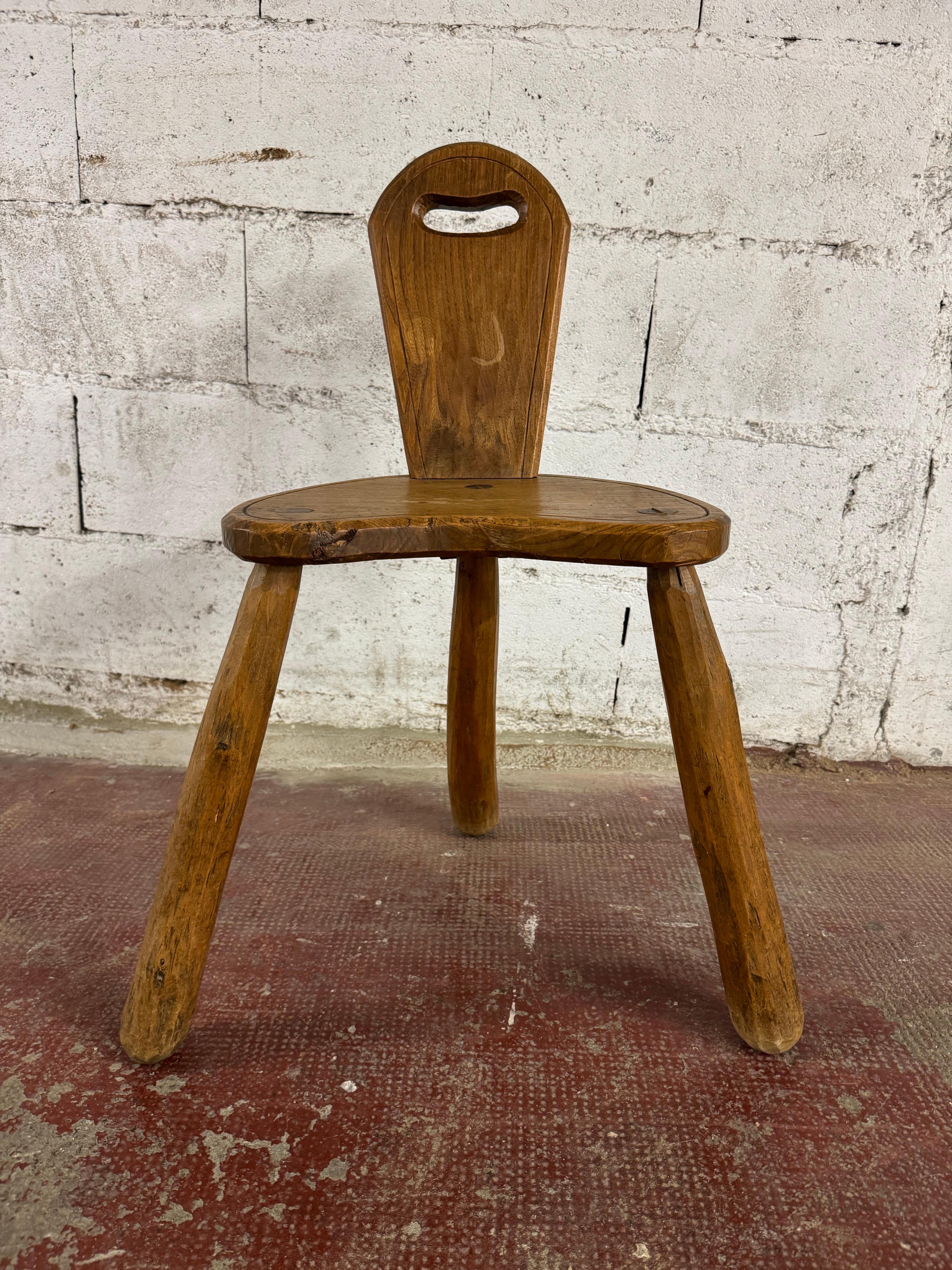 Français Ensemble de 3 chaises tripodes attribuées à Marolles en vente