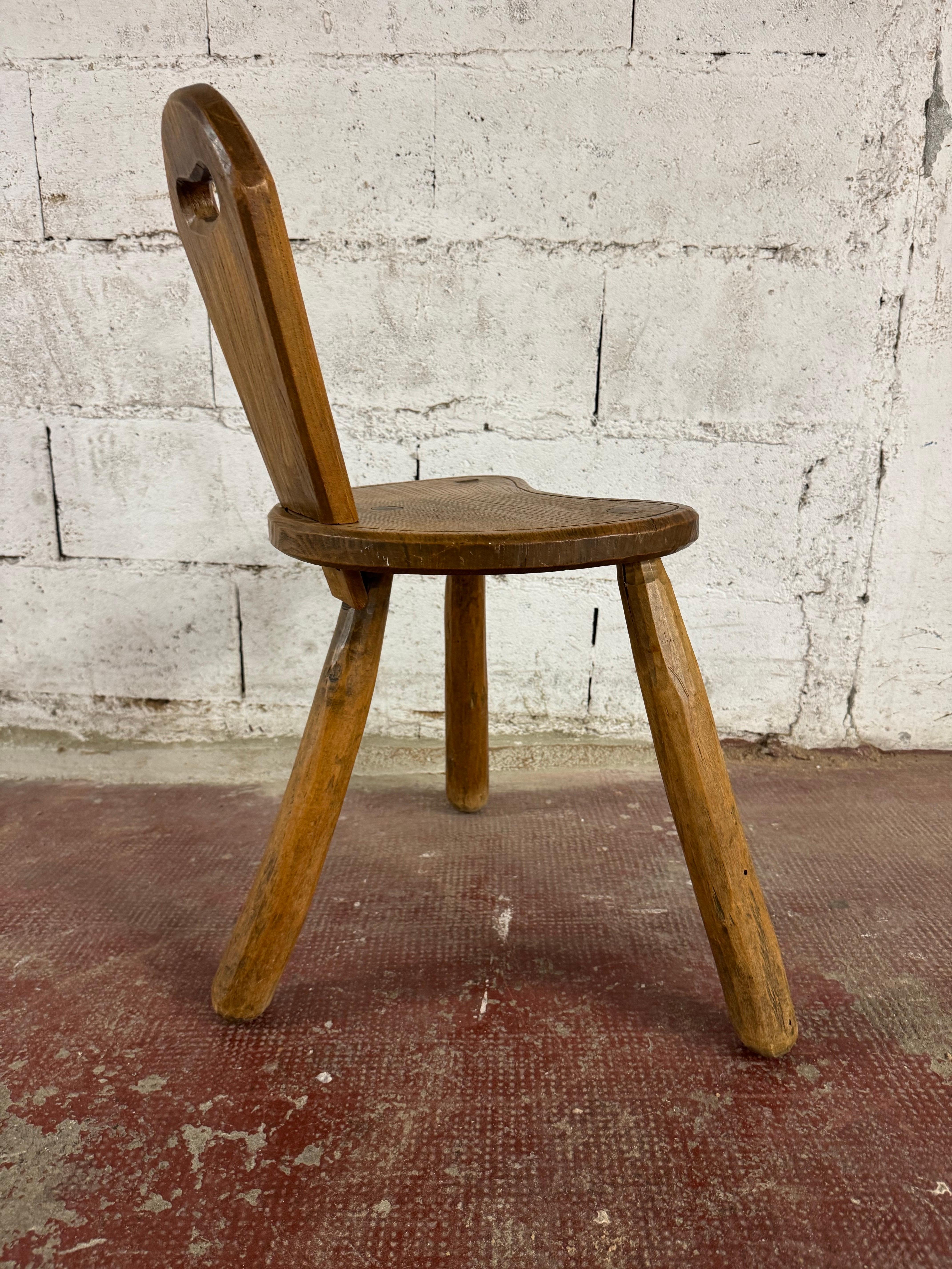 Autre Ensemble de 3 chaises tripodes attribuées à Marolles en vente