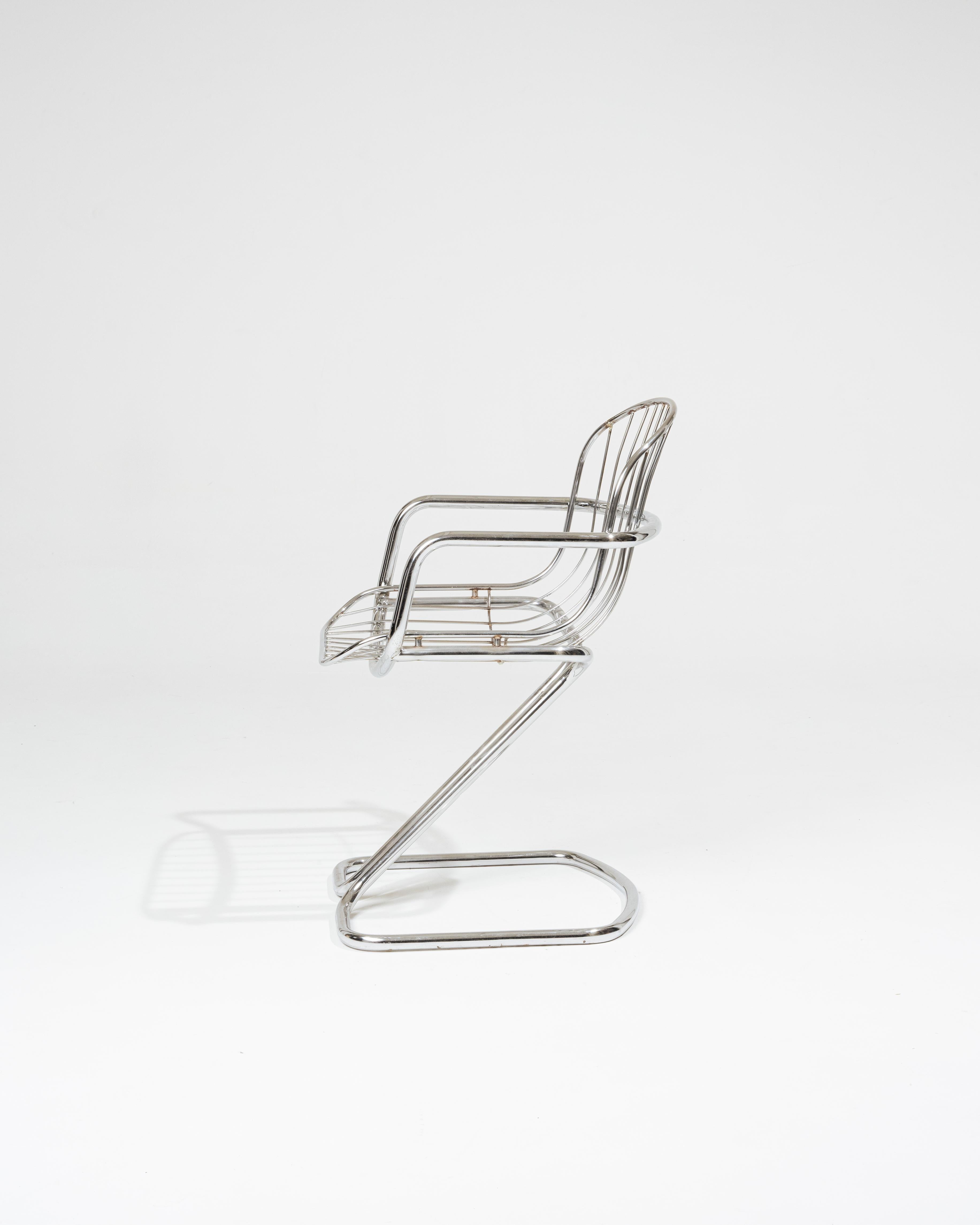 Set of three tubular chairs in chrome steel, 1970s. This model features a frame combining wire and tubular chrome-plated steel, in the spirit of Gastone Rinaldi’s design. A beautiful aged patina enhances its authenticity and gives it undeniable