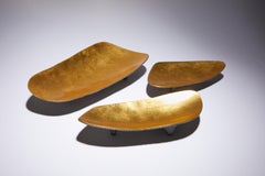 Lot de 3 coupes dorées uniques en bronze satiné à feuille d'or « TRIPOD » par Reda Amalou Design
